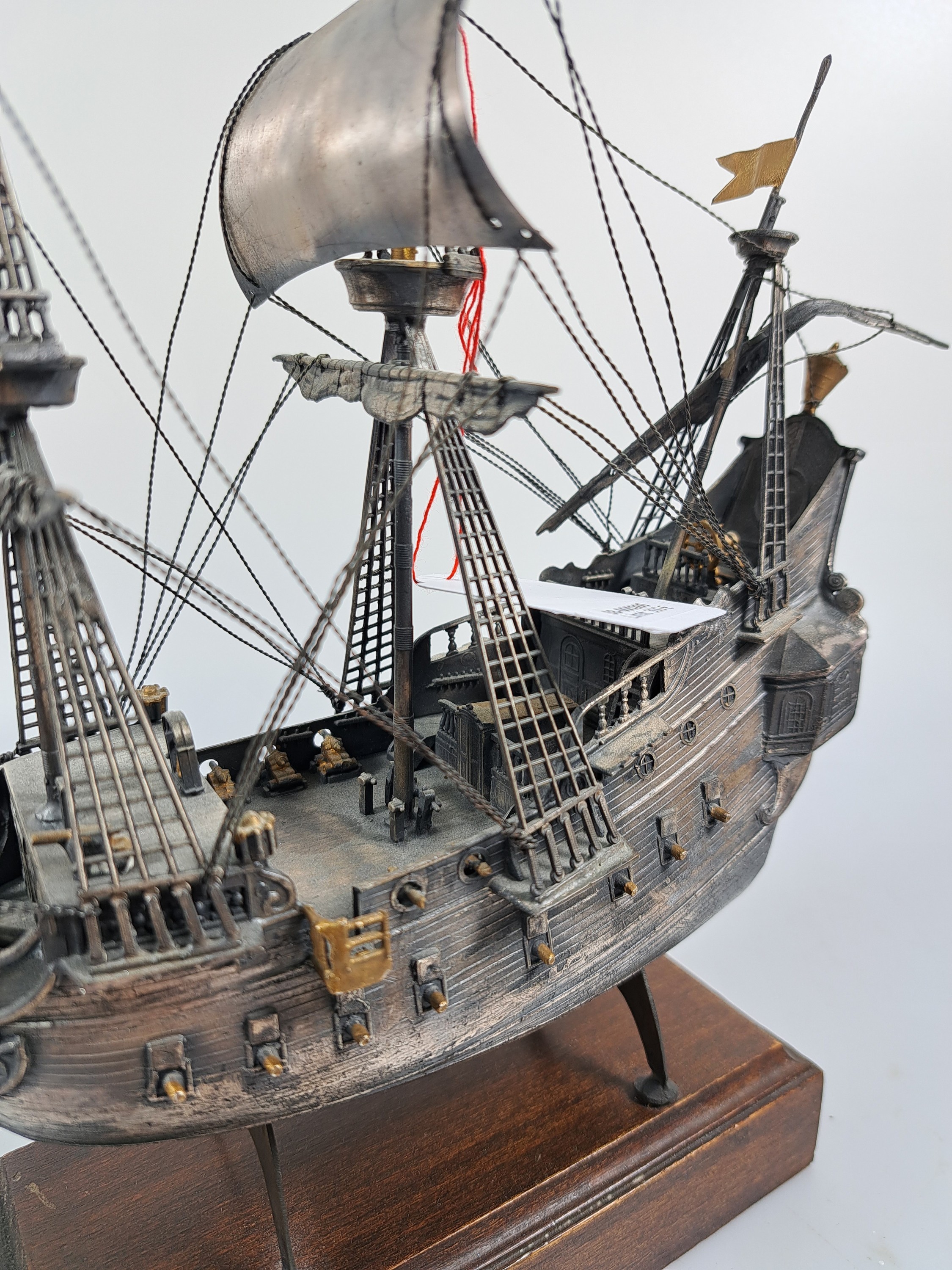 Detail i: Modellschiff, Italien, 20. Jh., 800er Silber, Modell des Dreimasters Peter Pan, ca. 580g Silber, auf Holzsockel, Gesamth. ca. 25cm