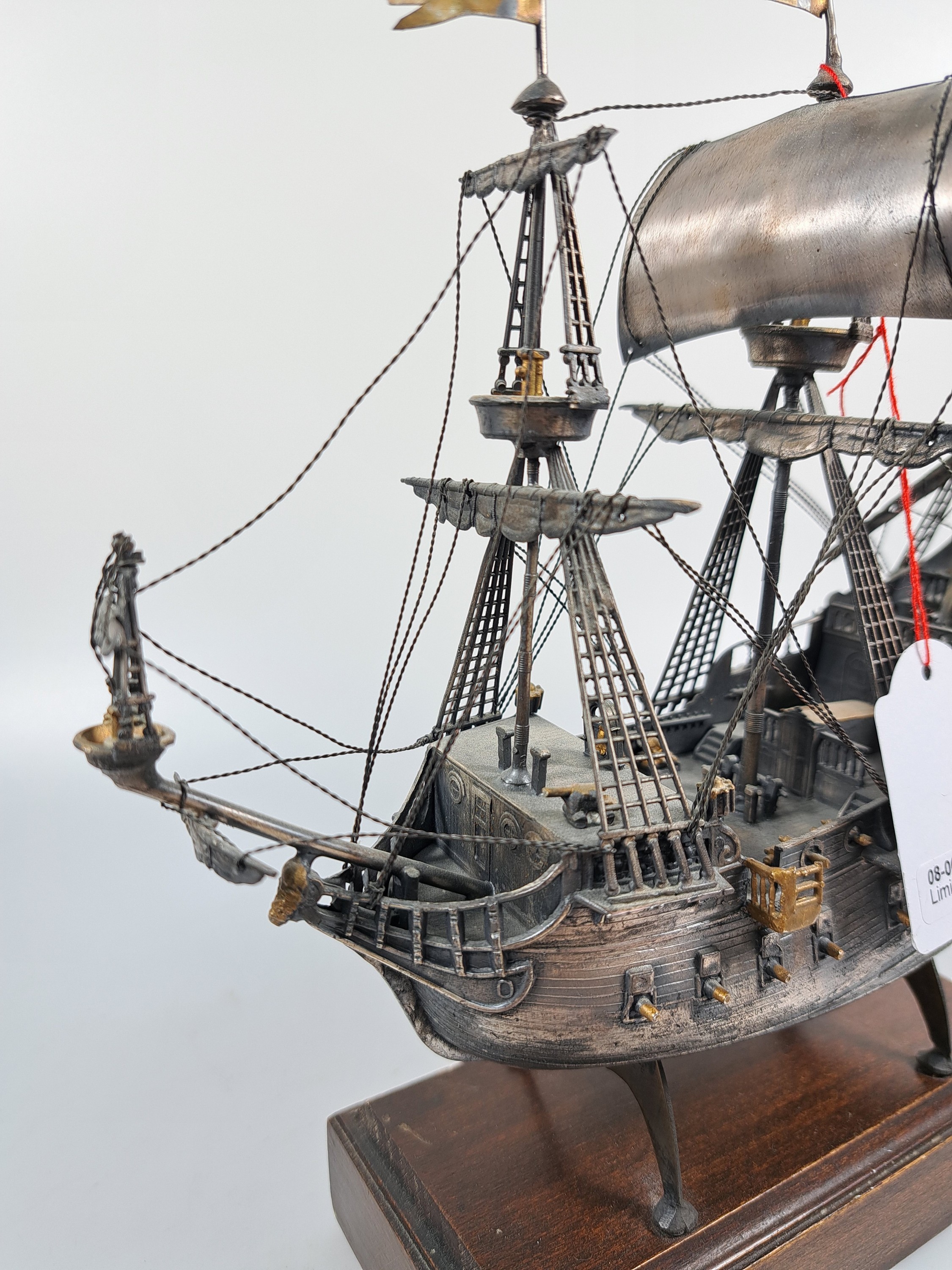 Detail j: Modellschiff, Italien, 20. Jh., 800er Silber, Modell des Dreimasters Peter Pan, ca. 580g Silber, auf Holzsockel, Gesamth. ca. 25cm
