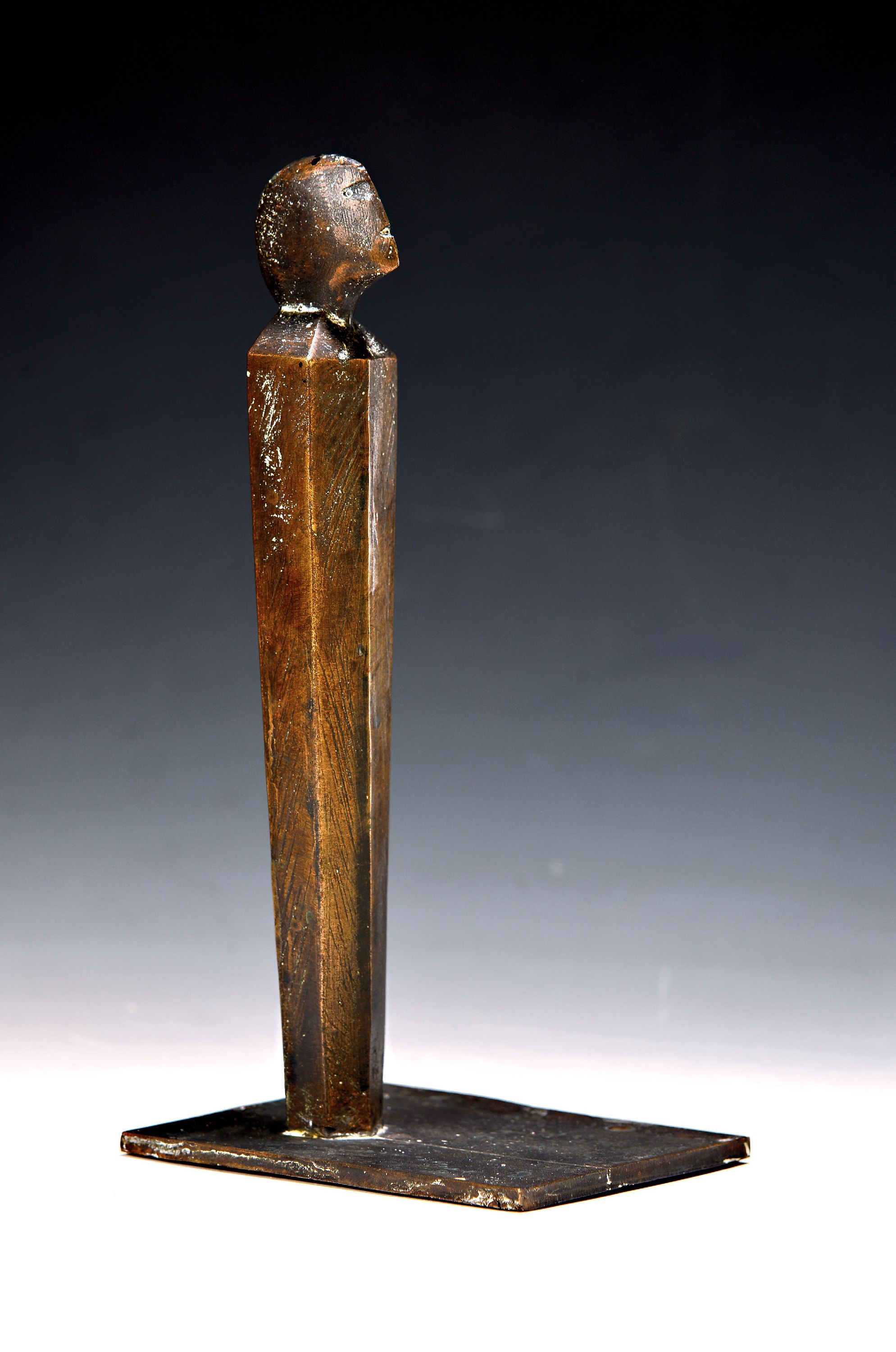 Theo Röhrig oder Rörig 1940-2022, Bronzefigur, stele mit Kopf, Bronze patiniert, ca. 24 x 9.4 x 12 cm, monogr.