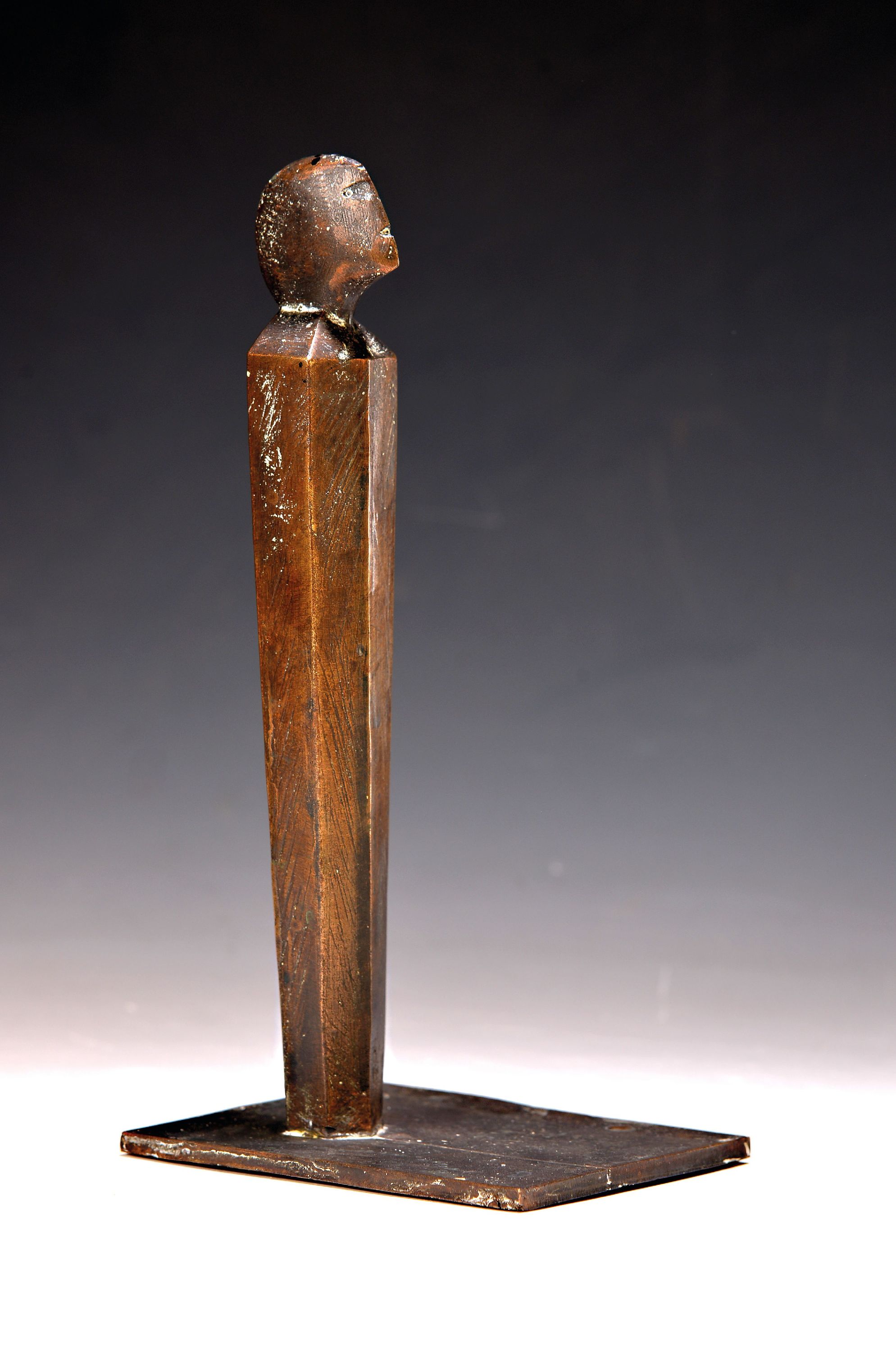 Detail k: Theo Röhrig oder Rörig 1940-2022, Bronzefigur, stele mit Kopf, Bronze patiniert, ca. 24 x 9.4 x 12 cm, monogr.
