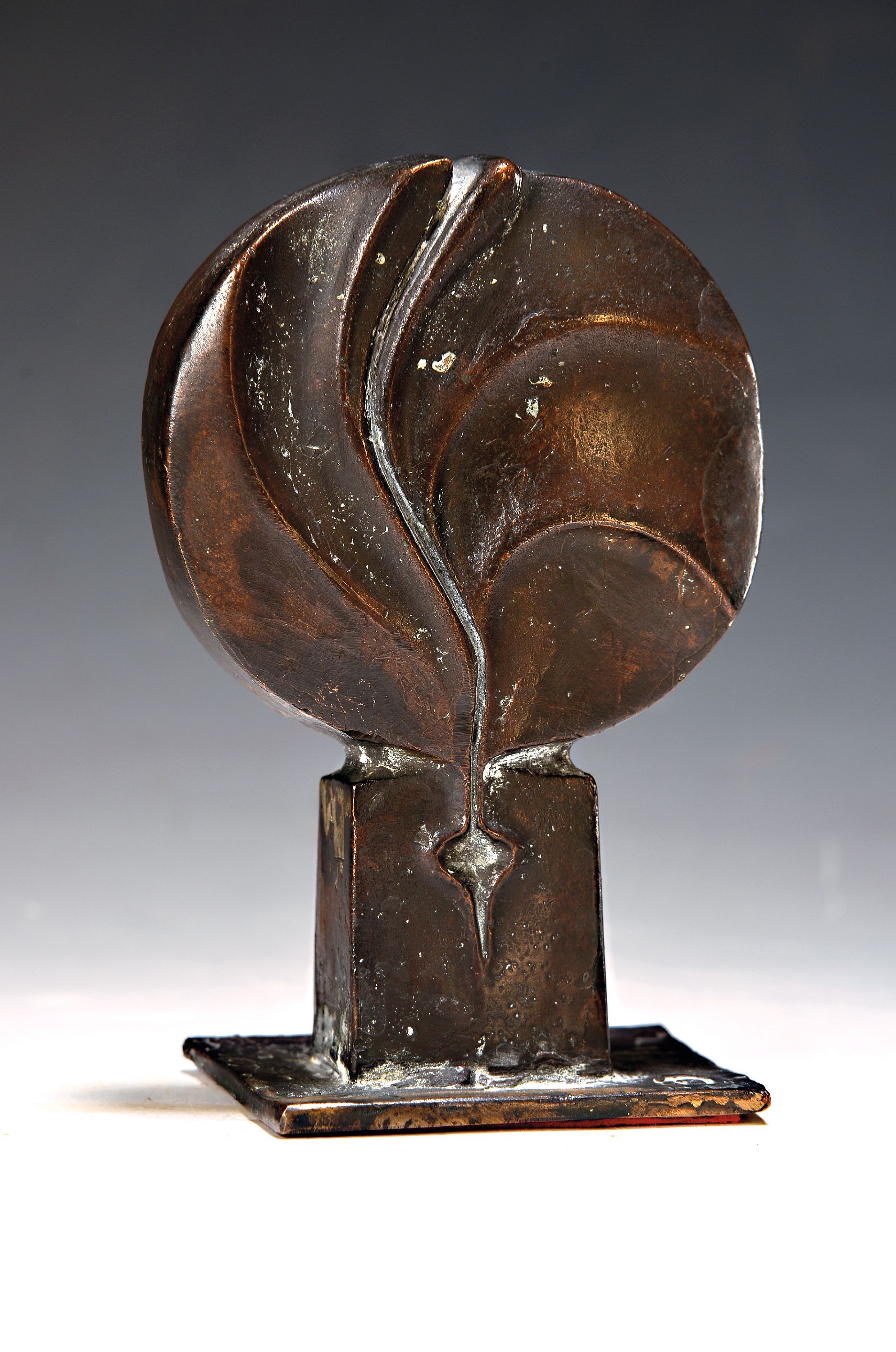 Theo Rörig 1940-2022, war ein deutscher Bildhauer, Bronzefigur, florale Darstellung, Sockel mit Blatt , monogrammiert, ca. 15 cm, num. 4/10