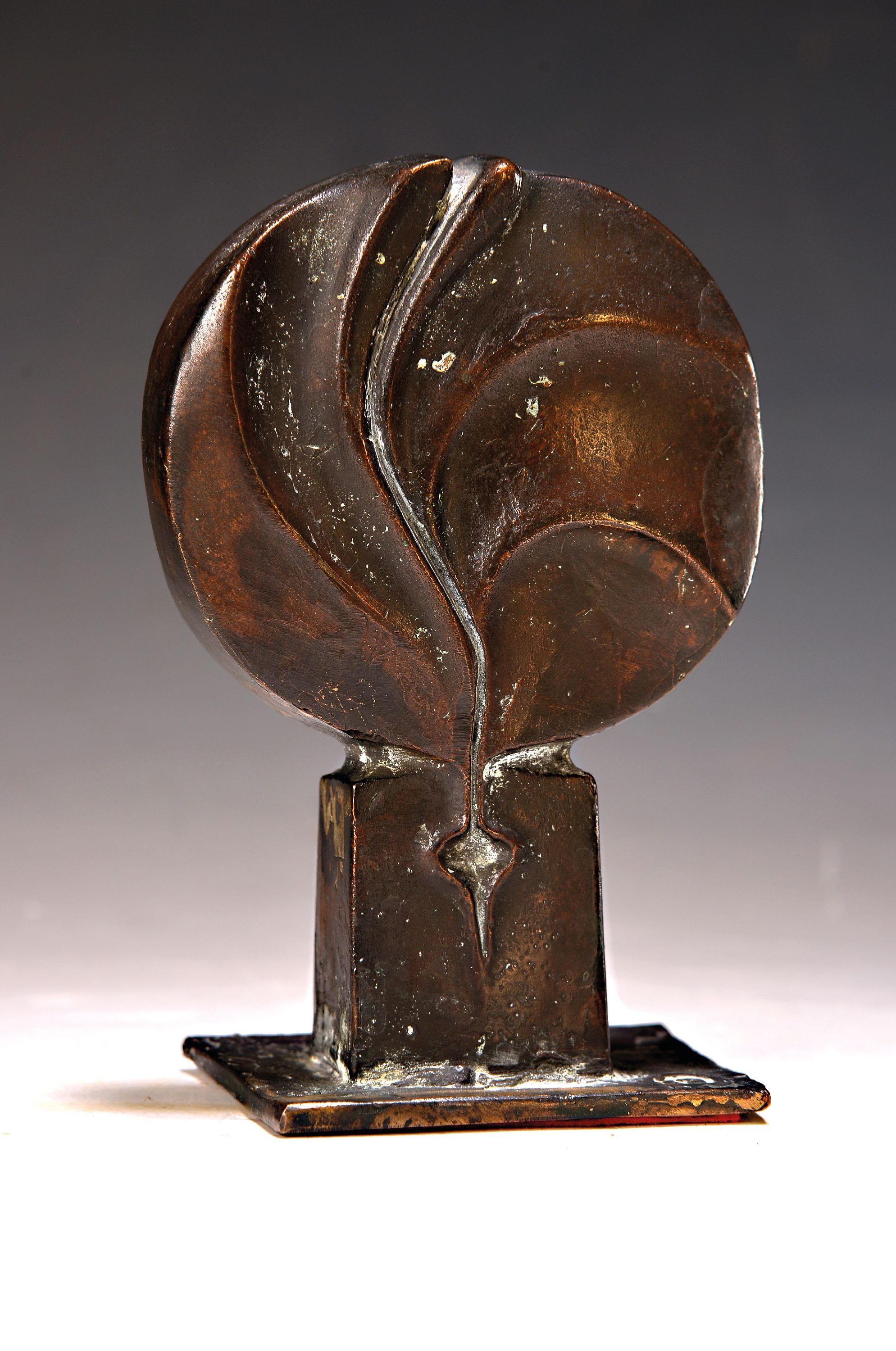 Detail k: Theo Rörig 1940-2022, war ein deutscher Bildhauer, Bronzefigur, florale Darstellung, Sockel mit Blatt , monogrammiert, ca. 15 cm, num. 4/10