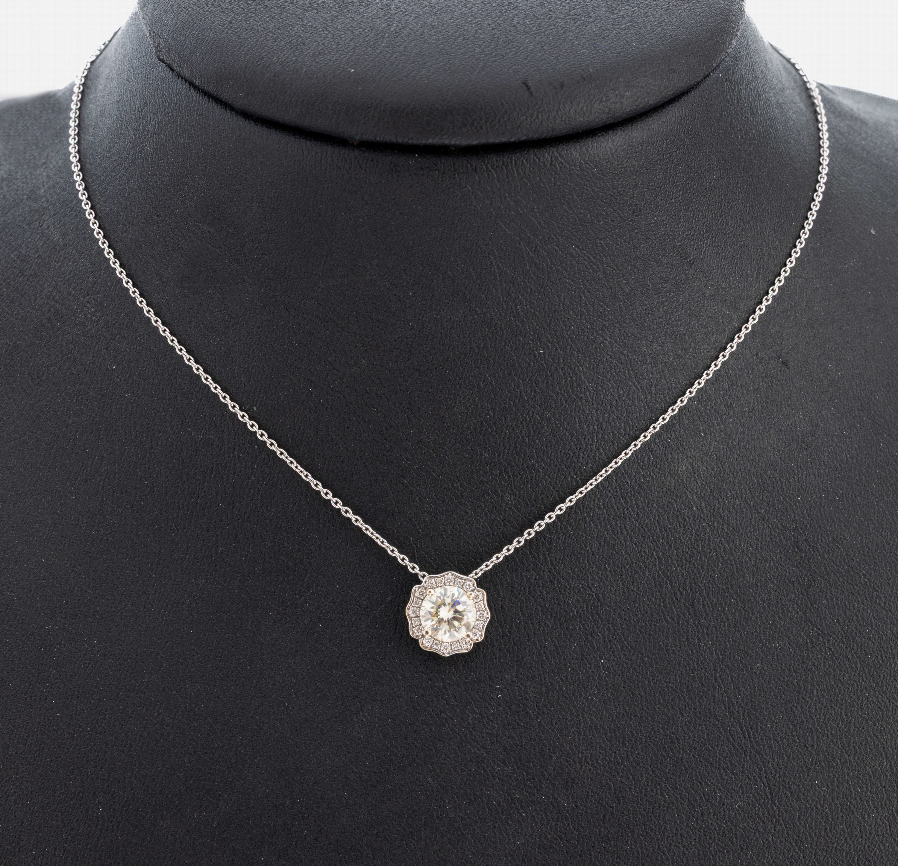 Image 26964840 - 18 kt Gold Brillant-Anhänger, WG 750/000, Brillant ca. 1.00 ct get.Weiß/si, umgeben ...