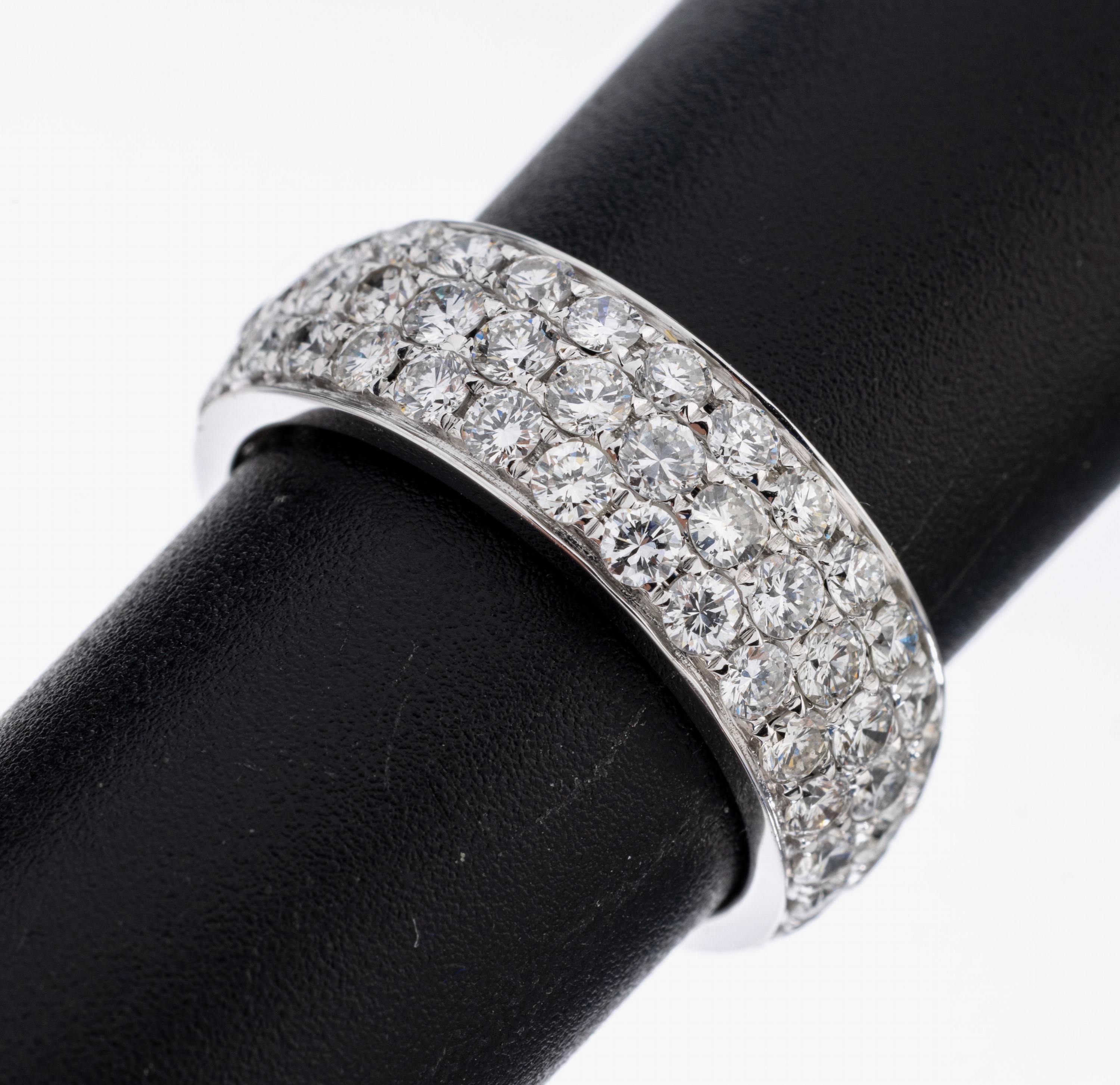 14 kt Gold Brillant-Ring, WG 585/000, Brillanten zus. ca. 3.22 ct (grav.) feines Weiß-l.get.Weiß/vs-si, RW 55, ca. 4.6 g