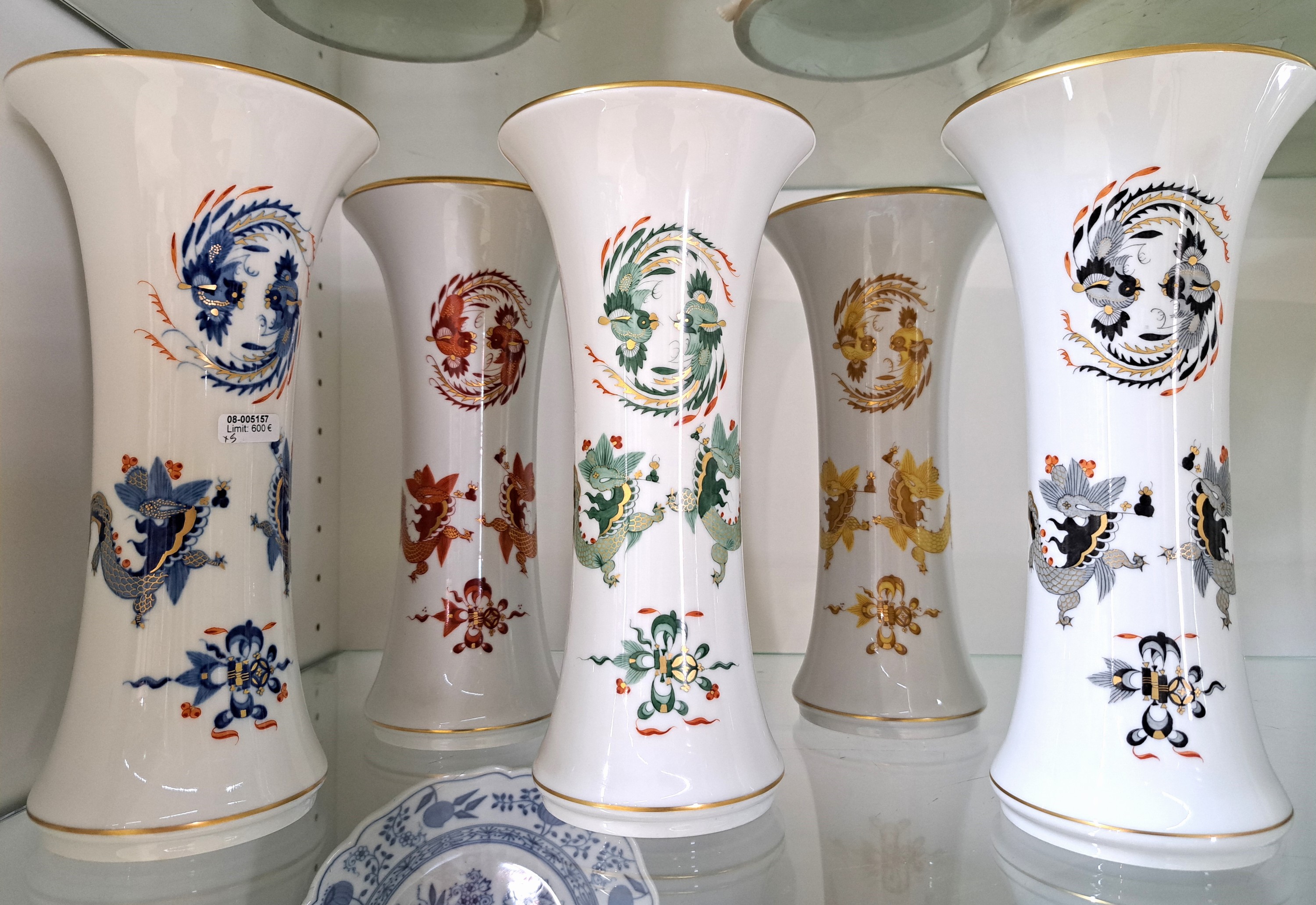 Detail a: 5 Vasen, Meissen, 20. Jh., 1. Wahl, Porzellan, im Dekor Hofdrache goldschattiert in Grün, Blau, Rot, Schwarz und Gelb, Goldränder, H. je ca. 25cm
