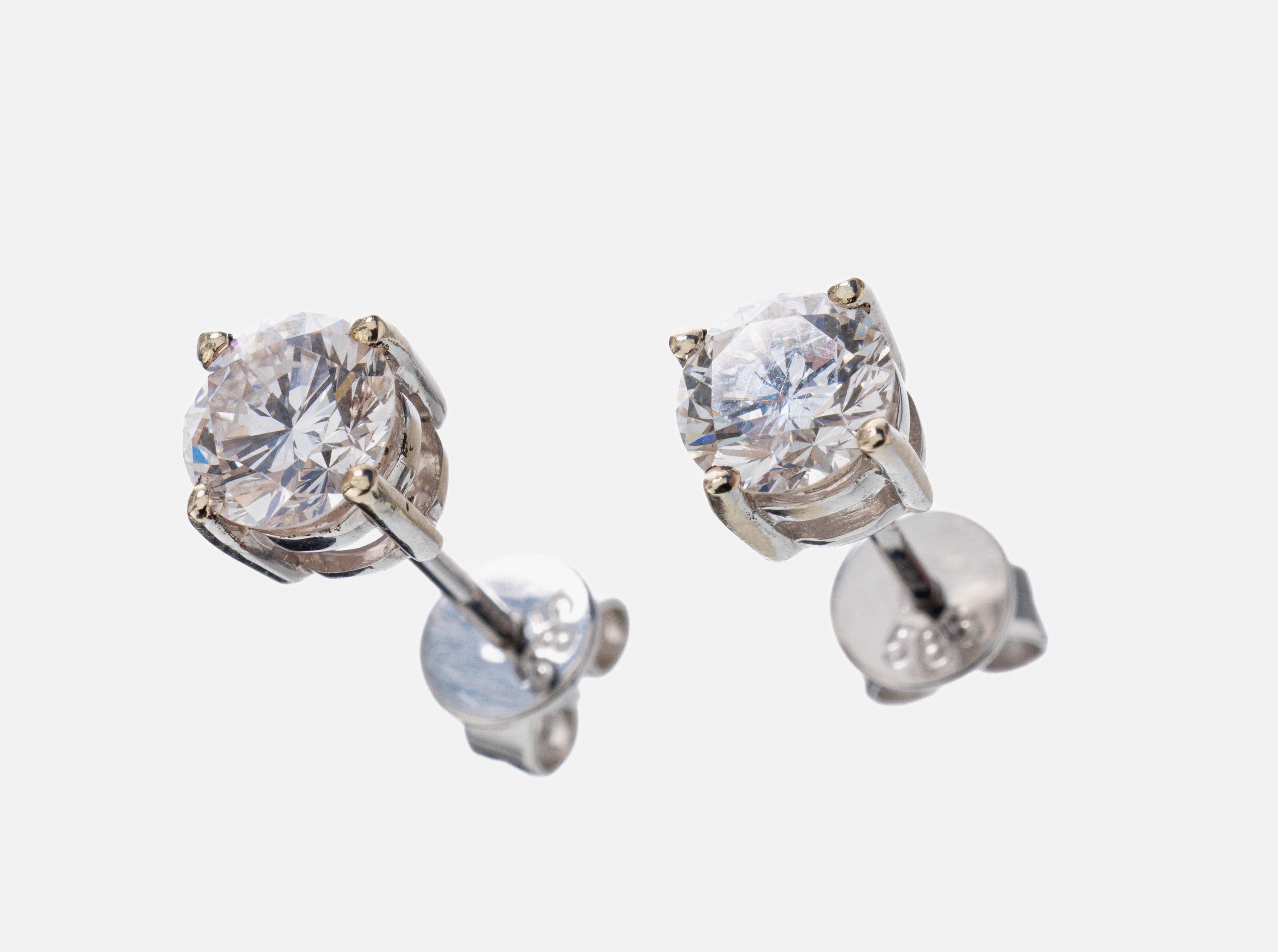 Image 26964849 - Paar 14 kt Gold Brillant-Ohrstecker, WG 585/000, 2 Brillanten zus. ca. 1.01 ct feines ...