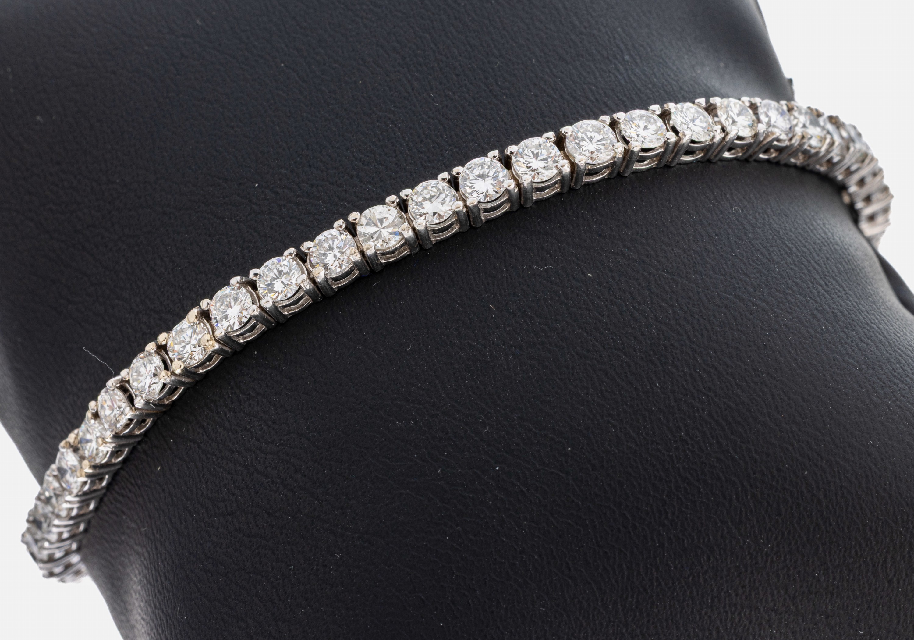 Image 26964871 - 14 kt Gold Brillant-Armband, WG 585/000, 48 Brillanten zus. ca. 7.68 ct feines Weiß- ...