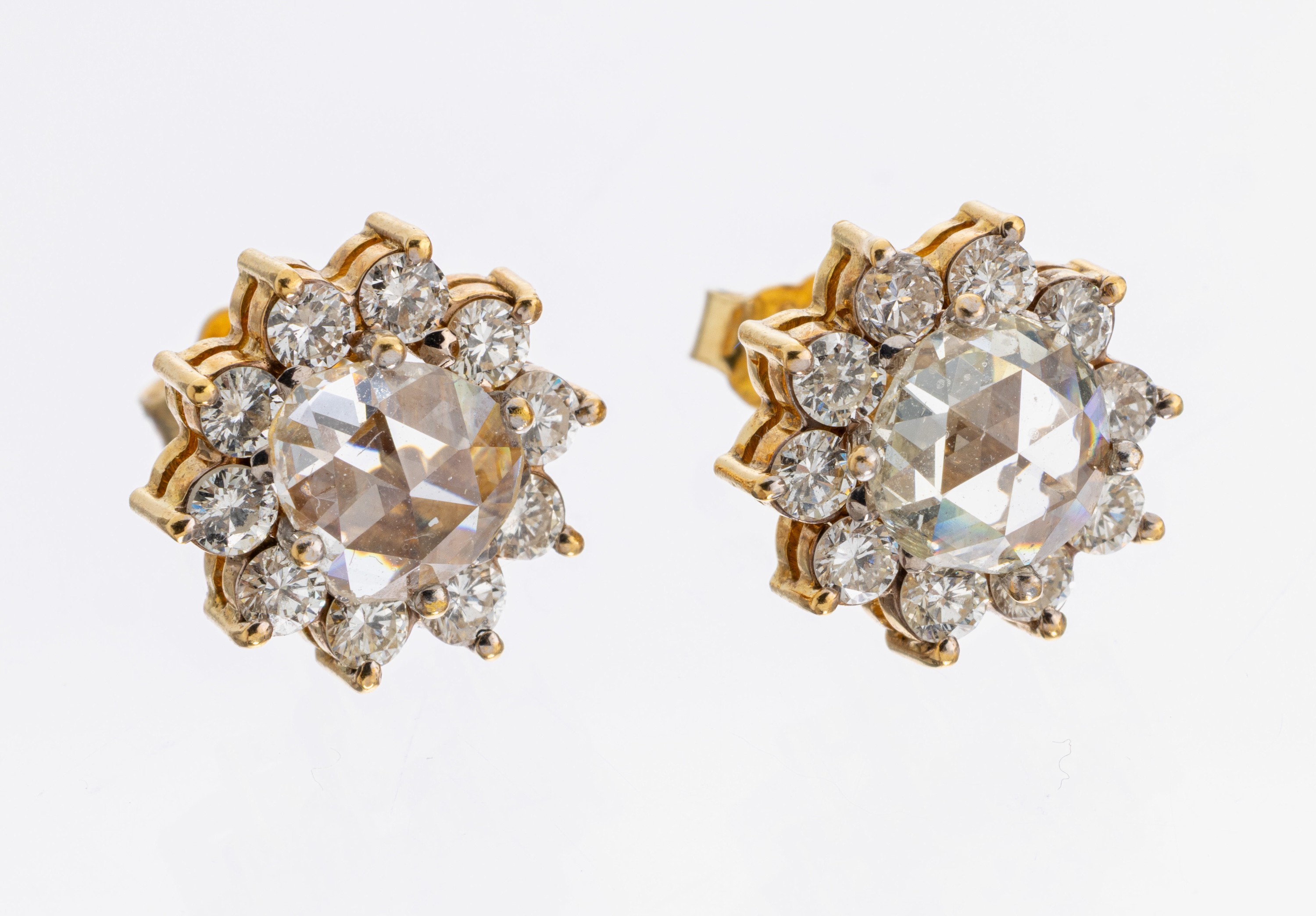 Paar 18 kt Gold Diamant-Ohrstecker, GG 750/000, 2 Diamantrosen zus. ca. 1.50 ct l.get. Weiß/si, 20 Brillanten zus. ca. 0.80 ct ...