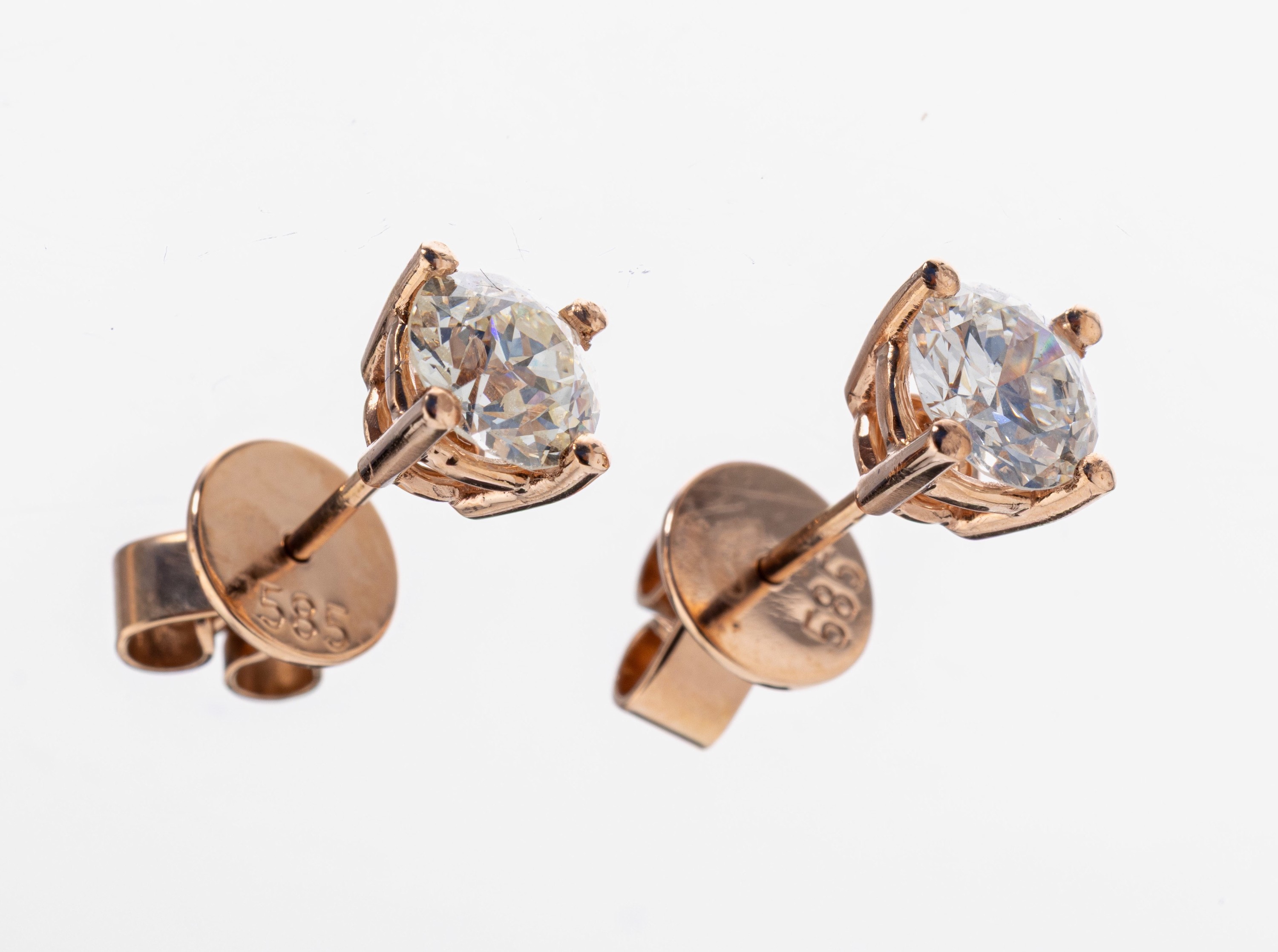 Image 26964881 - Paar 14 kt Gold Diamant-Ohrstecker, RG 585/000, 1 Brillant und 1 Altschliffdiamant zus. ...