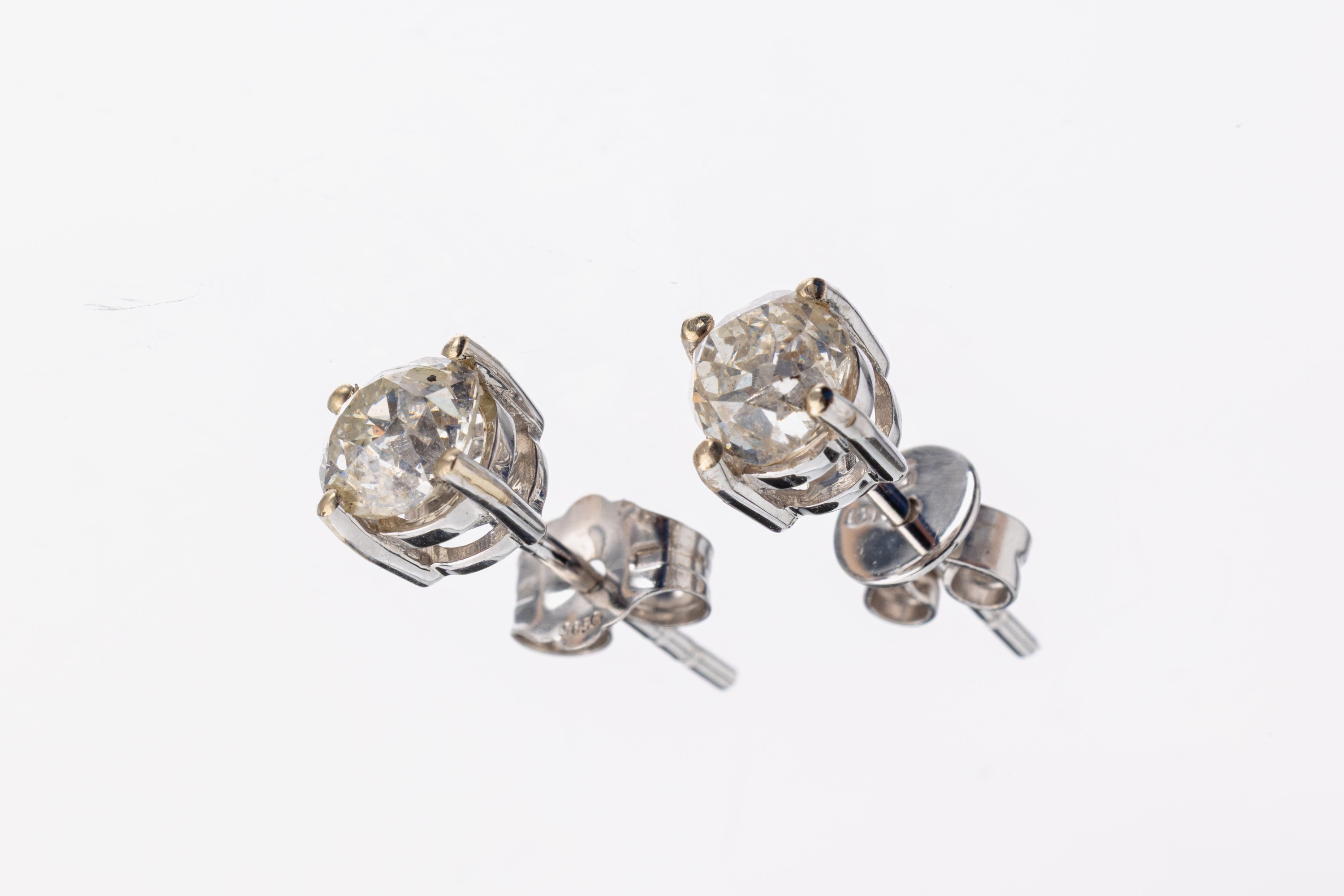 Paar 14 kt Gold Diamant-Ohrstecker, WG 585/000, 2 Altschliffdiamanten zus. ca. 1.02 ct l.get.Weiß-get.Weiß/p