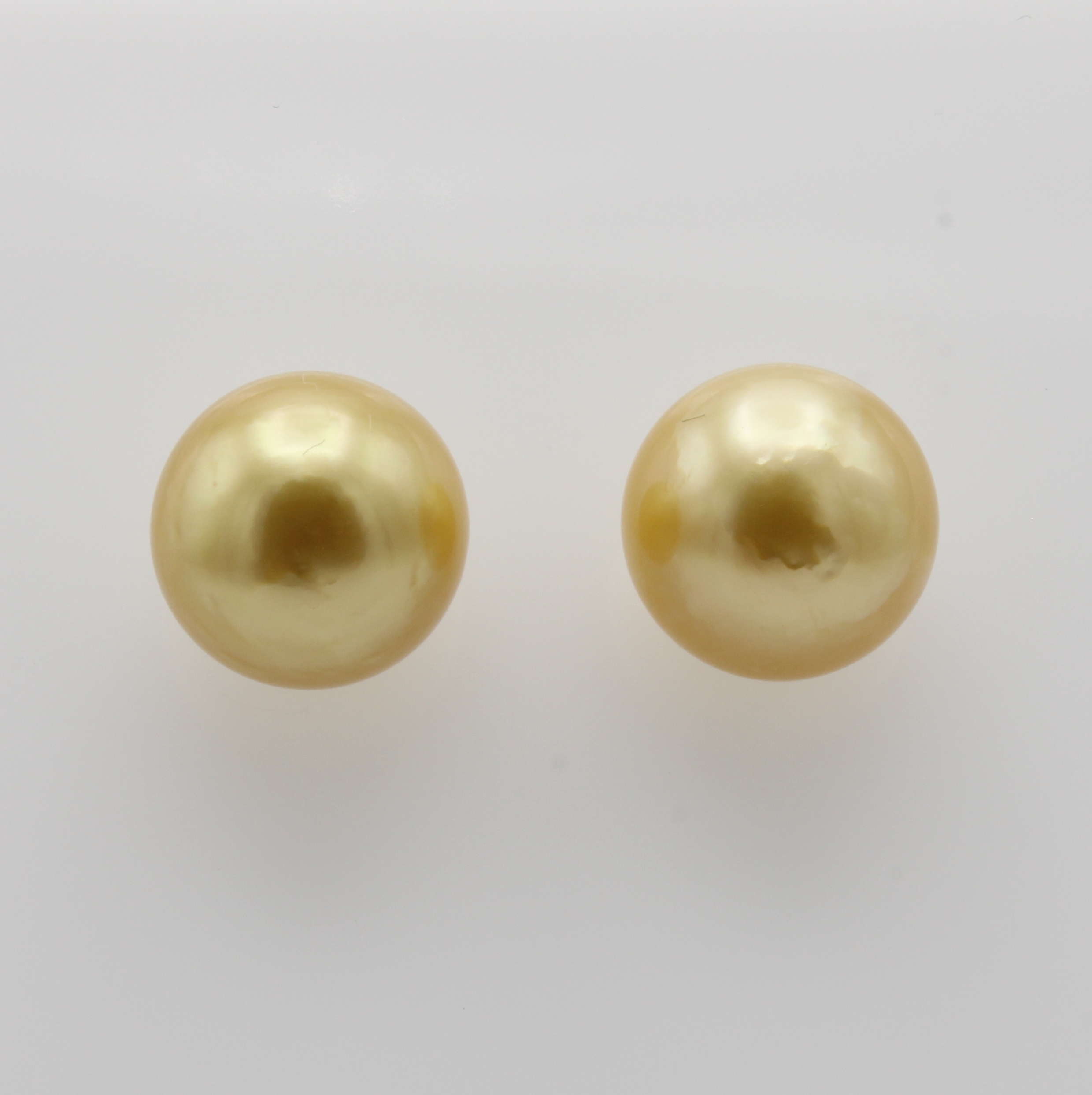 Image 26964894 - Paar Ohrstecker mit Südseeperlen, GG 750/000, 2 goldene Perlen ca. 13 mm, Schätzpreis ...