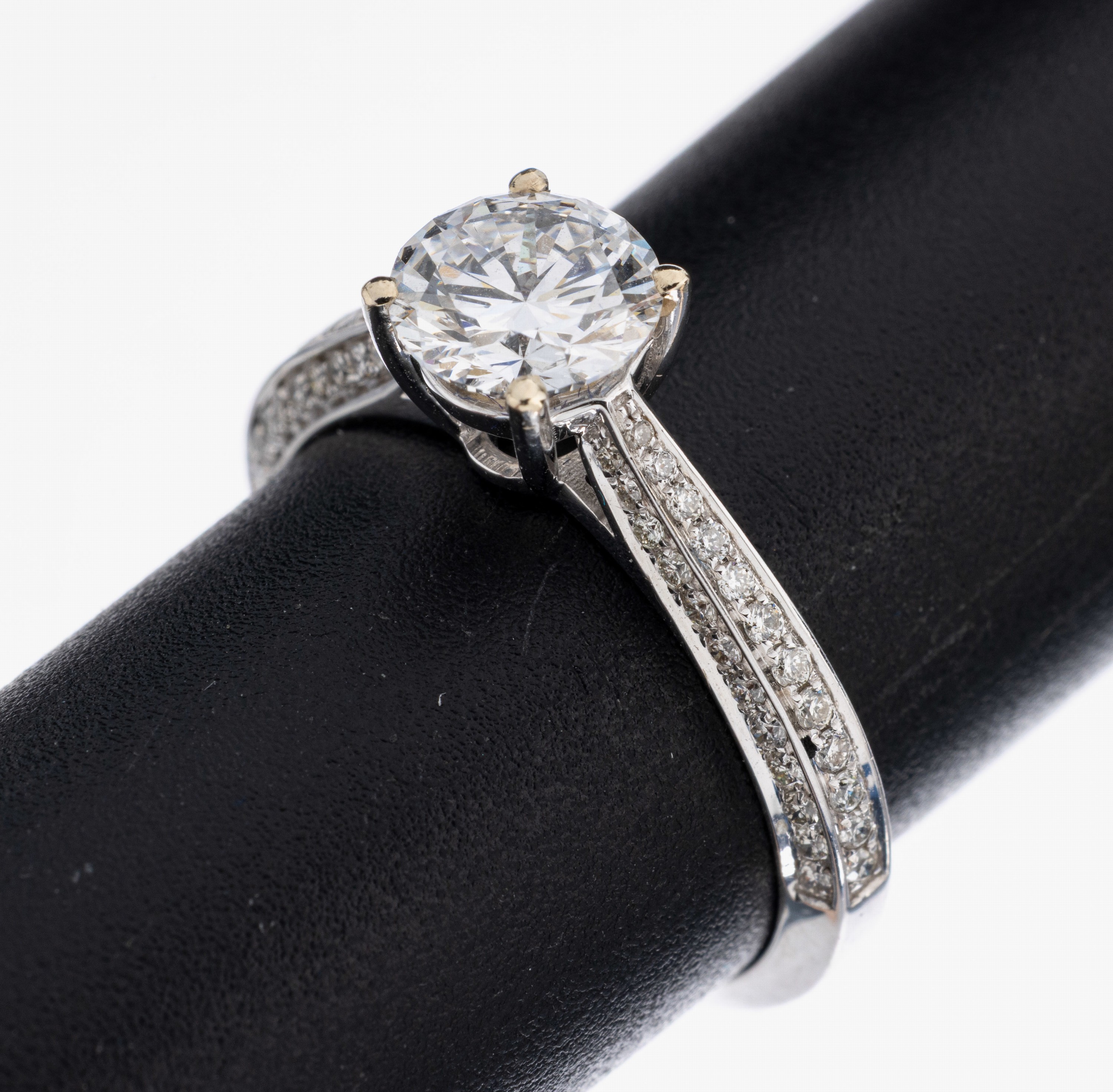 Image 26964898 - 18 kt Gold Brillant-Ring, WG 750/000, mittig Brillant ca. 1.04 ct hochfeines Weiß ...