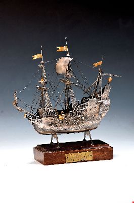 Image 26964814 - Modellschiff, Italien, 20. Jh., 800er Silber, Modell des Dreimasters Peter Pan, ca. 580g ...