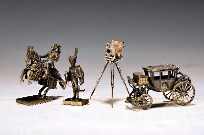 Image 26964816 - 4 Miniaturen aus 800er Silber, Ritter zu Pferd, H. ca. 7cm, Kutsche H. ca. 5cm, Ulan mit ...