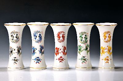 Image 26964847 - 5 Vasen, Meissen, 20. Jh., 1. Wahl, Porzellan, im Dekor Hofdrache goldschattiert in ...