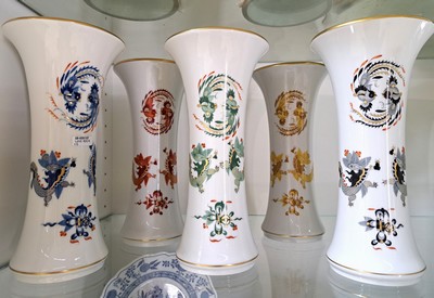 26964847a - 5 Vasen, Meissen, 20. Jh., 1. Wahl, Porzellan, im Dekor Hofdrache goldschattiert in ...