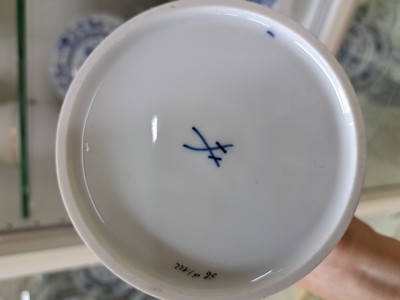 26964847b - 5 Vasen, Meissen, 20. Jh., 1. Wahl, Porzellan, im Dekor Hofdrache goldschattiert in ...