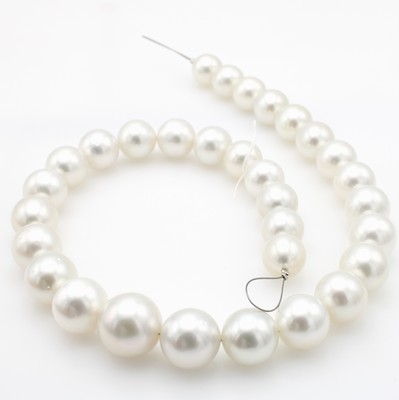 26964879a - Südseeperlenstrang, im Verlauf gearb., weißePerlen m. silbernen Übertönen, D. ca. ...