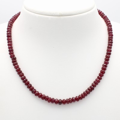 26964899a - Rubincollier, Kugelschl. GG 585/000, fac. Rubinrondelle (beh.) im Verlauf gearb. zus. ...