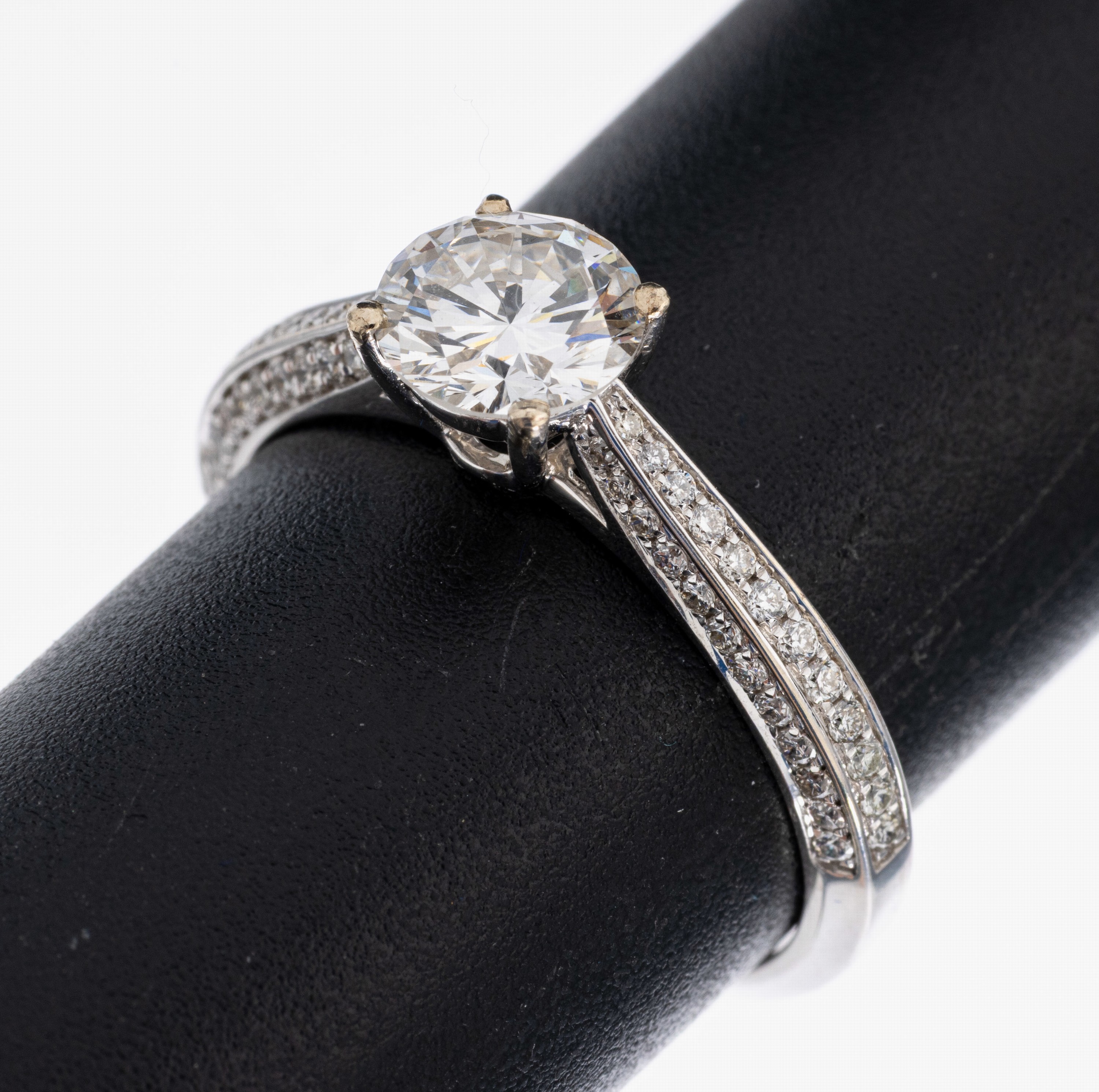 18 kt Gold Brillant-Ring, WG 750/000, mittig Brillant ca. 1.00 ct feines Weiß(G)/lr,Ringschultern mit Brillanten zus. ca. 0.36 ct feines ...