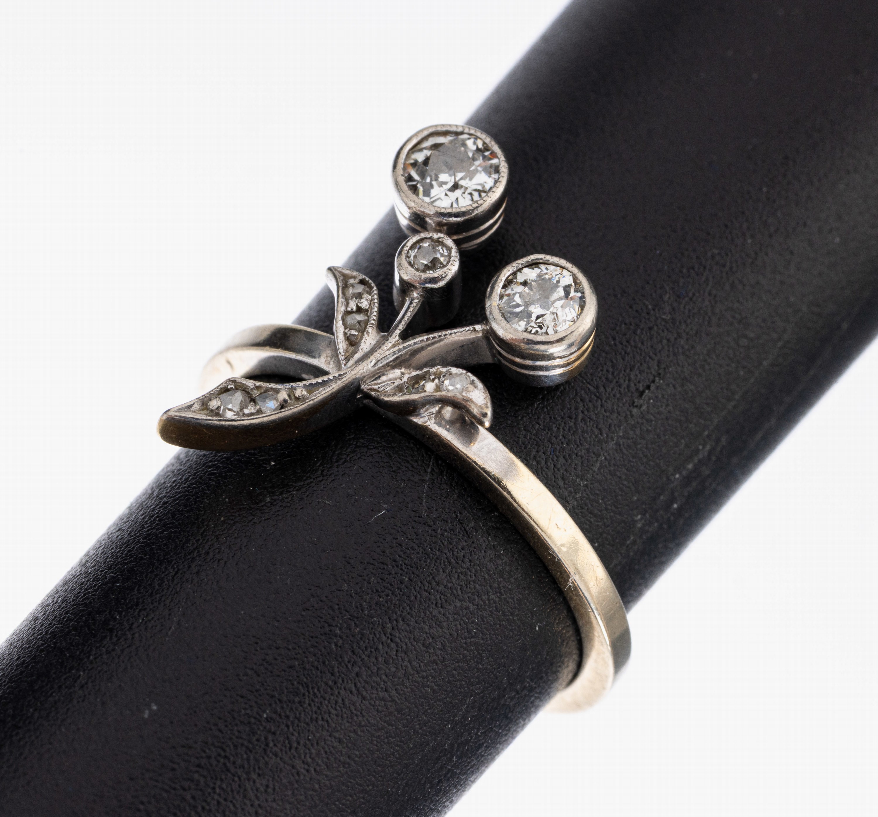14 kt Gold Diamant-Ring, WG 585/000, schlichte Ringschiene, aufgesetztes Zierelement aus älterem Zusammenhang um 1900, schauseitig Platin, ...
