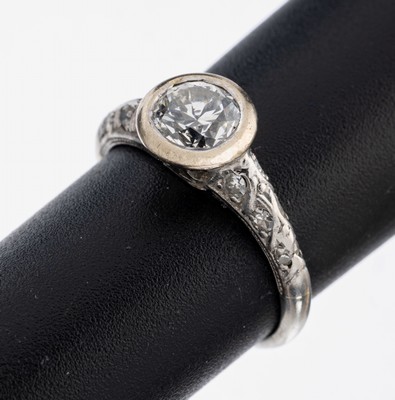 Image 26964922 - 14 kt Gold Diamant-Ring, um 1925, WG 585/ 000, mittig Altschliff-Diamant ca. 0.75 ct ...