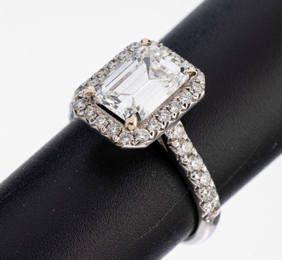 Image 26964934 - 18 kt Gold Diamant-Ring, WG 750/000, mittigerhabener Diamant im Emerald Cut ca. 2.235 ...