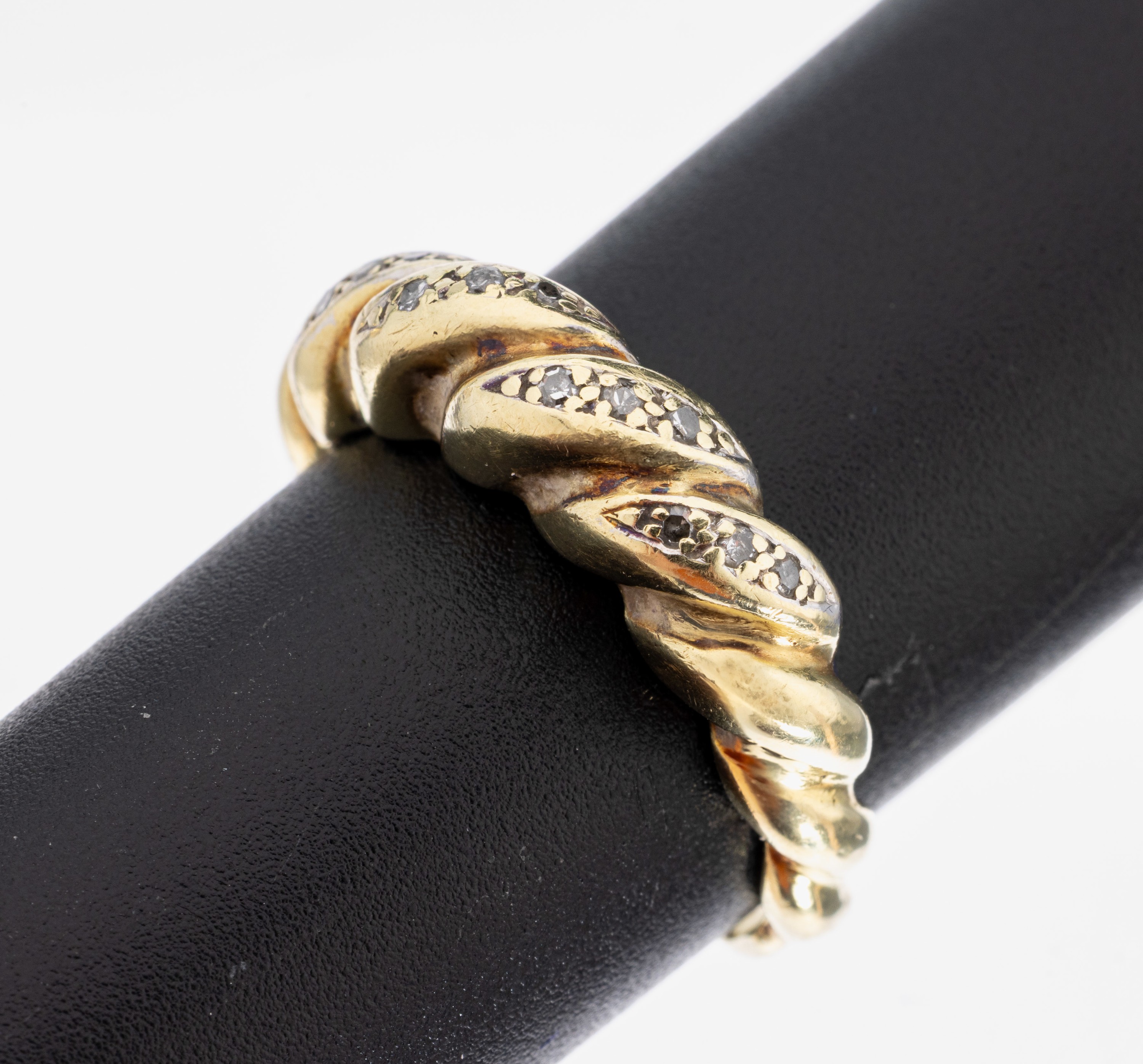 14 kt Gold Diamant-Ring, GG 585/000 gepr., 12 8/8-Diamanten zus. ca. 0.06 Weiß/si-p, gedrehte Form, ca. 5.7 g, RW 60