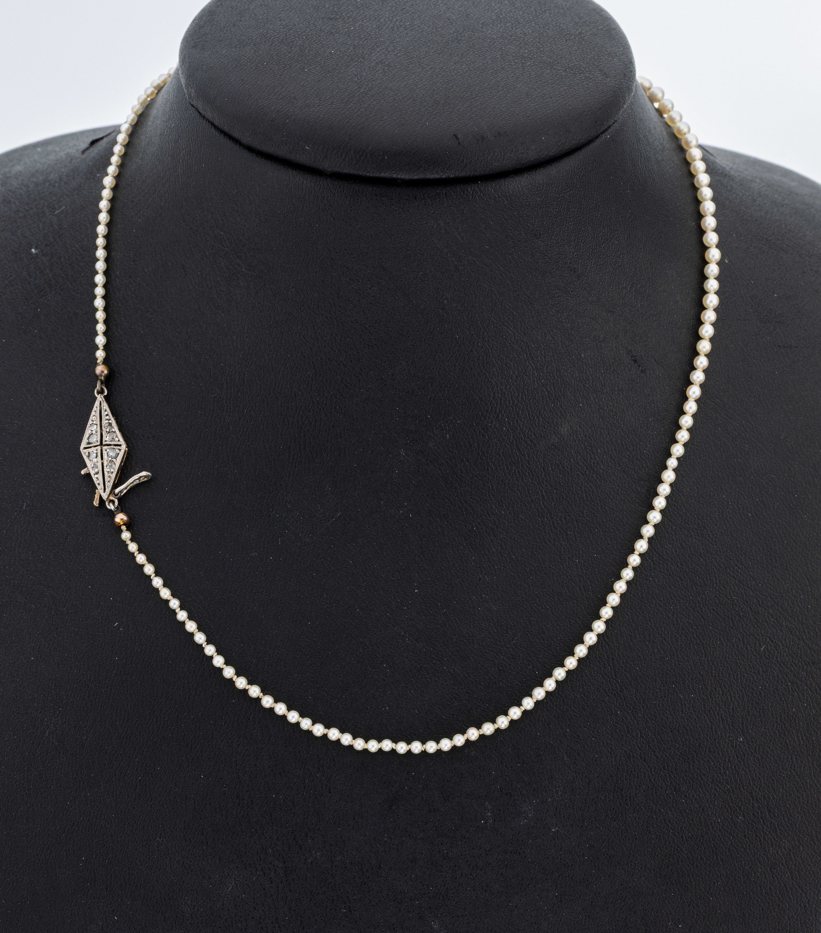 Orientperl-Collier, um 1900, verlaufend D. ca. 1.5 - 3.7 mm, Schließe GG 585/000 und Platin, ausgefasst mit 0.10 ct Diamantrosen Weiß/si-p1, L. ...