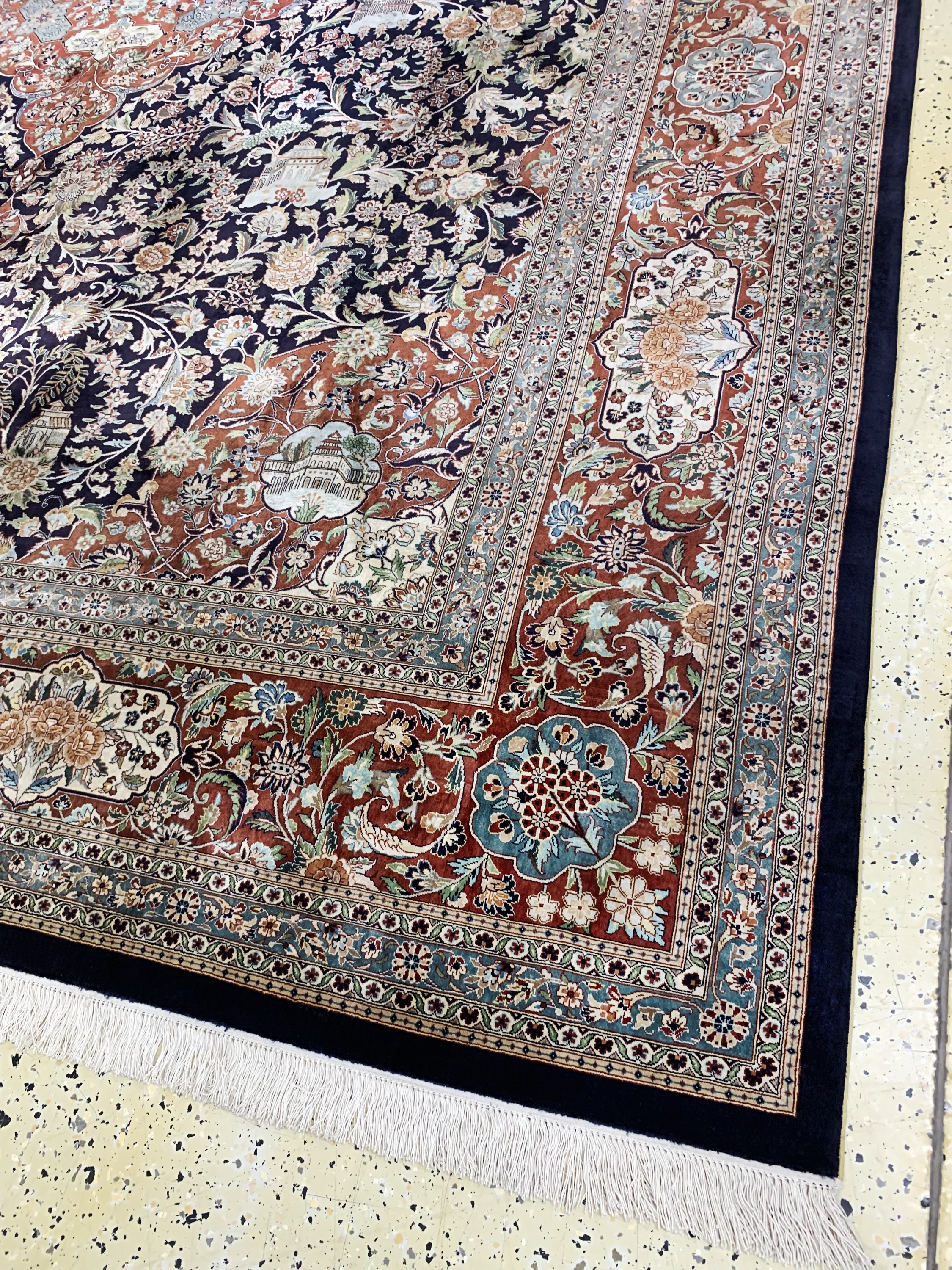 Detail e: Hereke Seide fein, China, Mitte 20.Jhd, reine Naturseide, ca. 352 x 262 cm, Reinigungsbedürftig, EHZ: 1-2