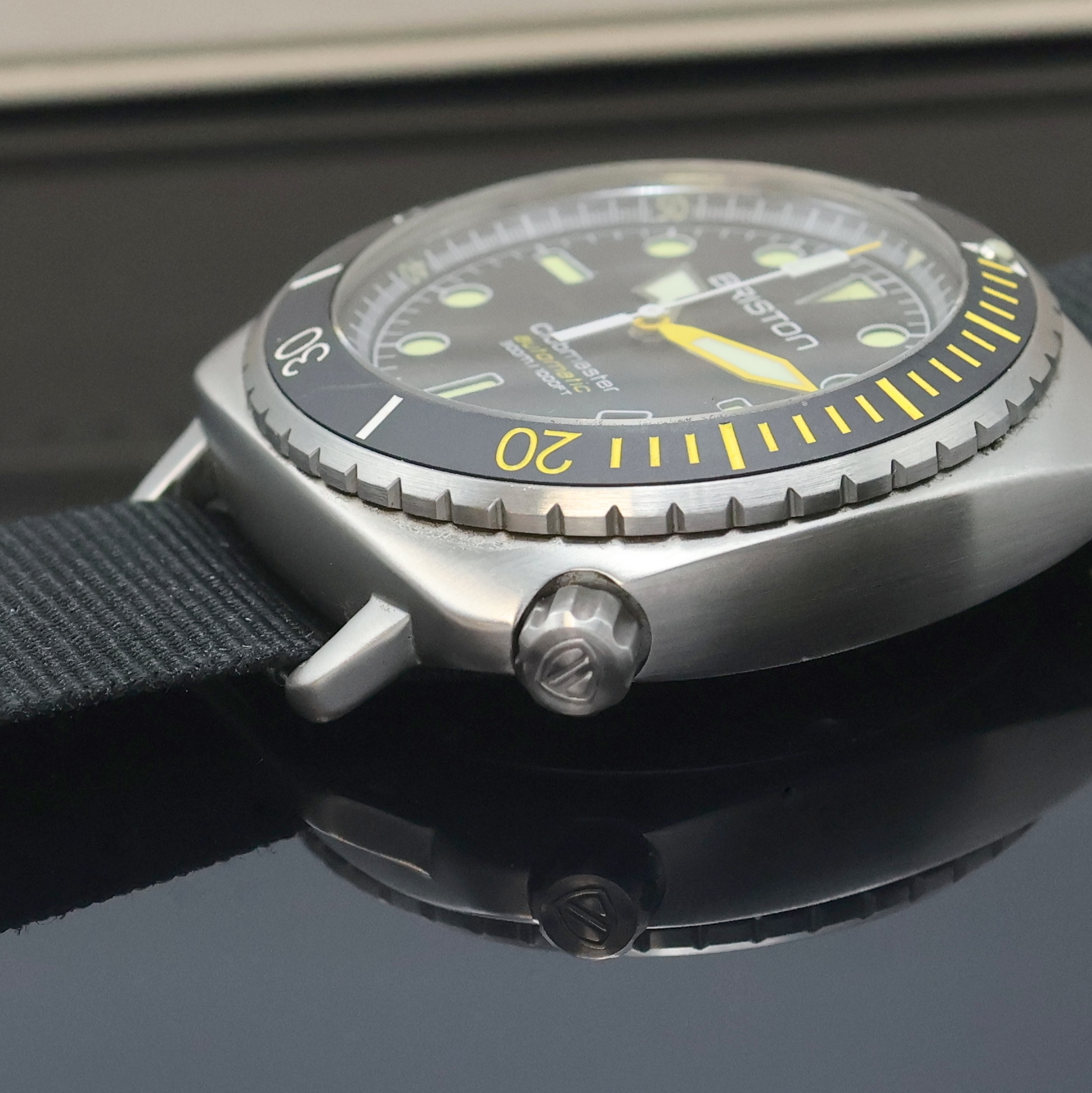 Detail c: BRISTON Clubmaster Diver Herrenarmbanduhr Referenz 20644.S.DP.34.RB, Frankreich/Schweiz, Design um 2020, Automatik, massives Stahlgeh. inkl. ...