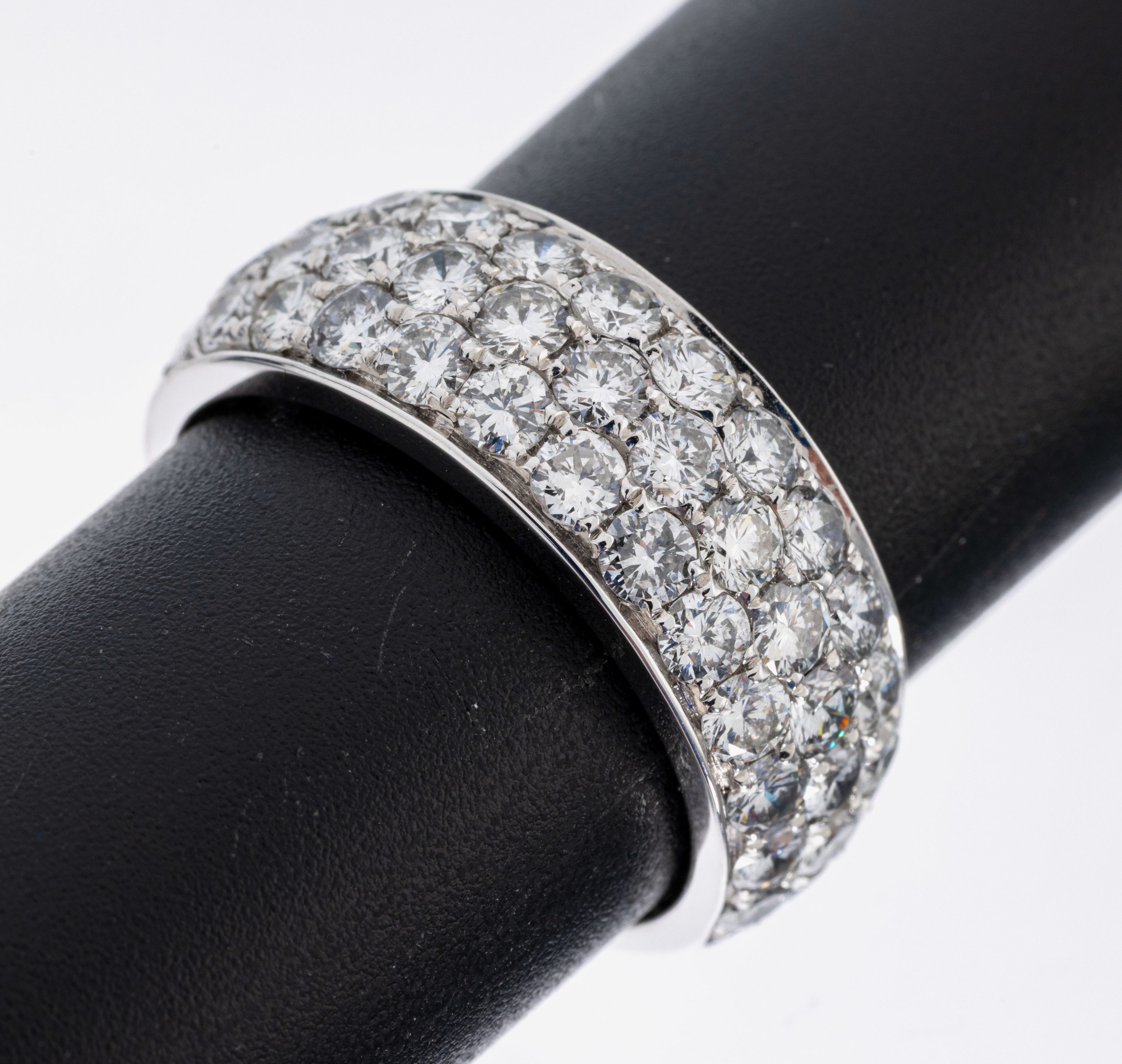 Image 26965312 - 14 kt Gold Brillant-Ring, WG 585/000, 40 Brillanten zus. ca. 2.60 ct (grav.) feines ...