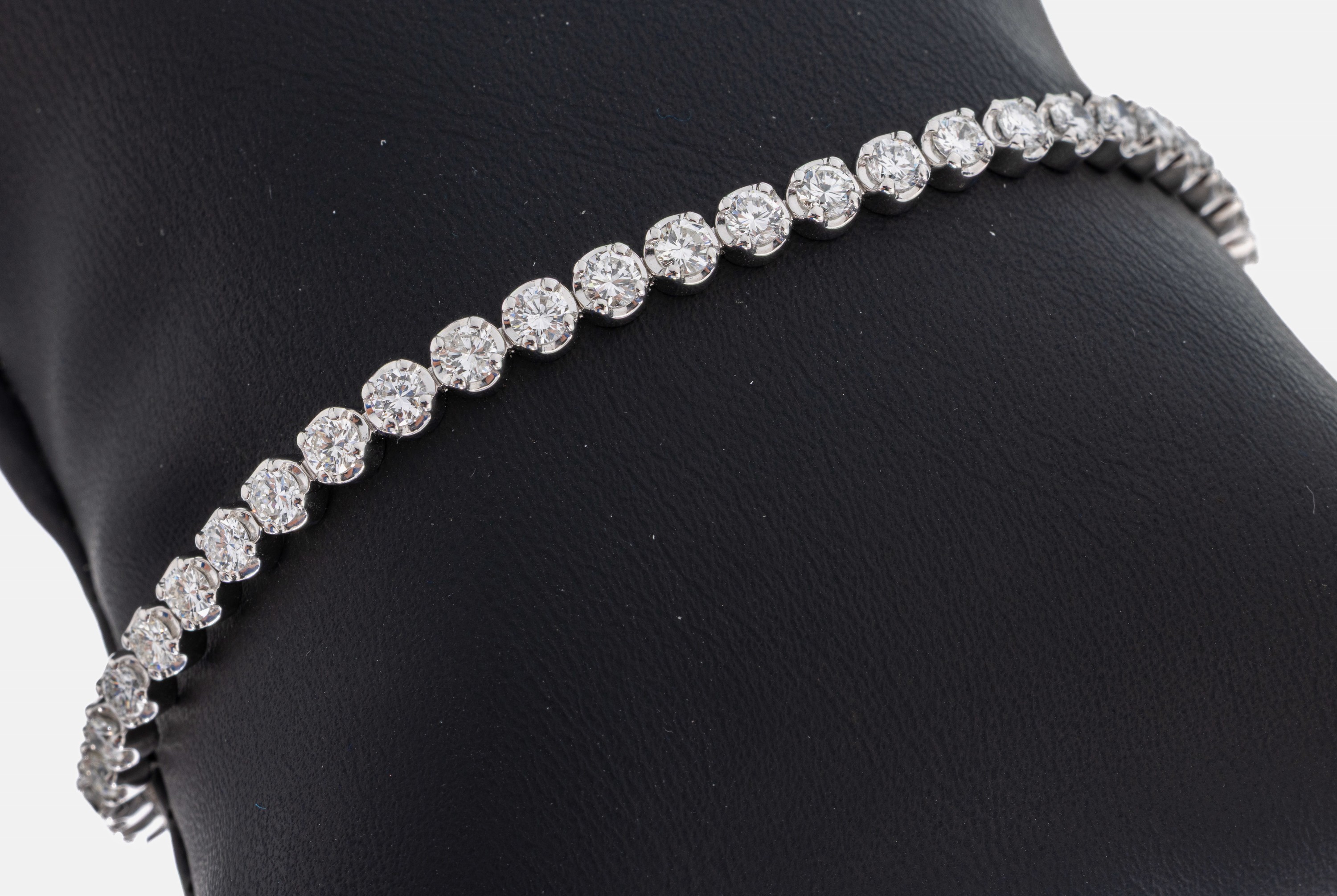 14 kt Gold Brillant-Linienarmband, WG 585/000, 47 Brillanten zus. ca. 4.55 ct (grav.) feines Weiß-Weiß/vs-p, L. ca. 18.3 cm,Kastenschloss mit 2 ...