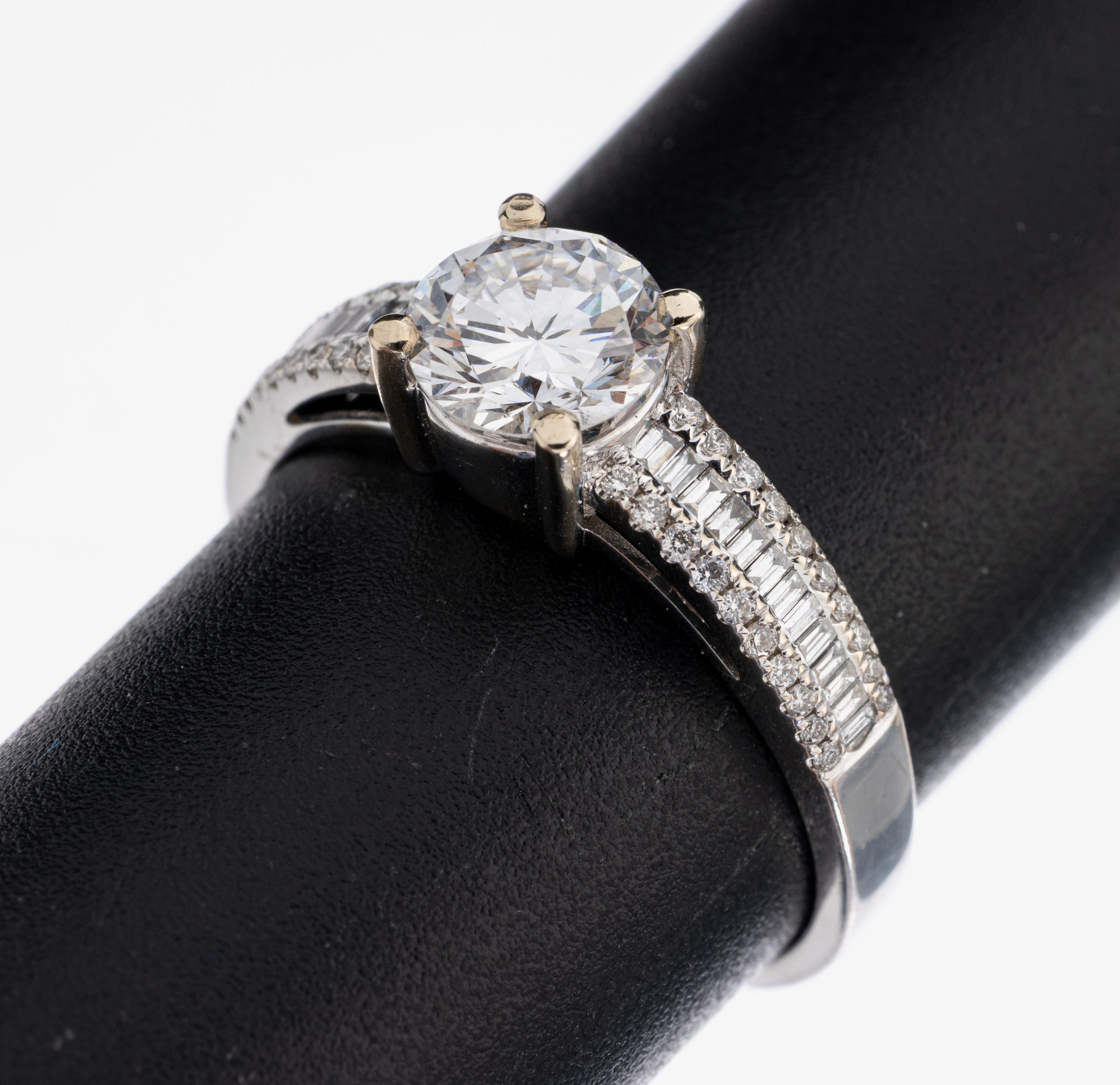 Image 26965315 - 18 kt Gold Diamant-Ring, WG 750/000, mittigerhaben gefasster Brillant ca. 1.03 ct ...