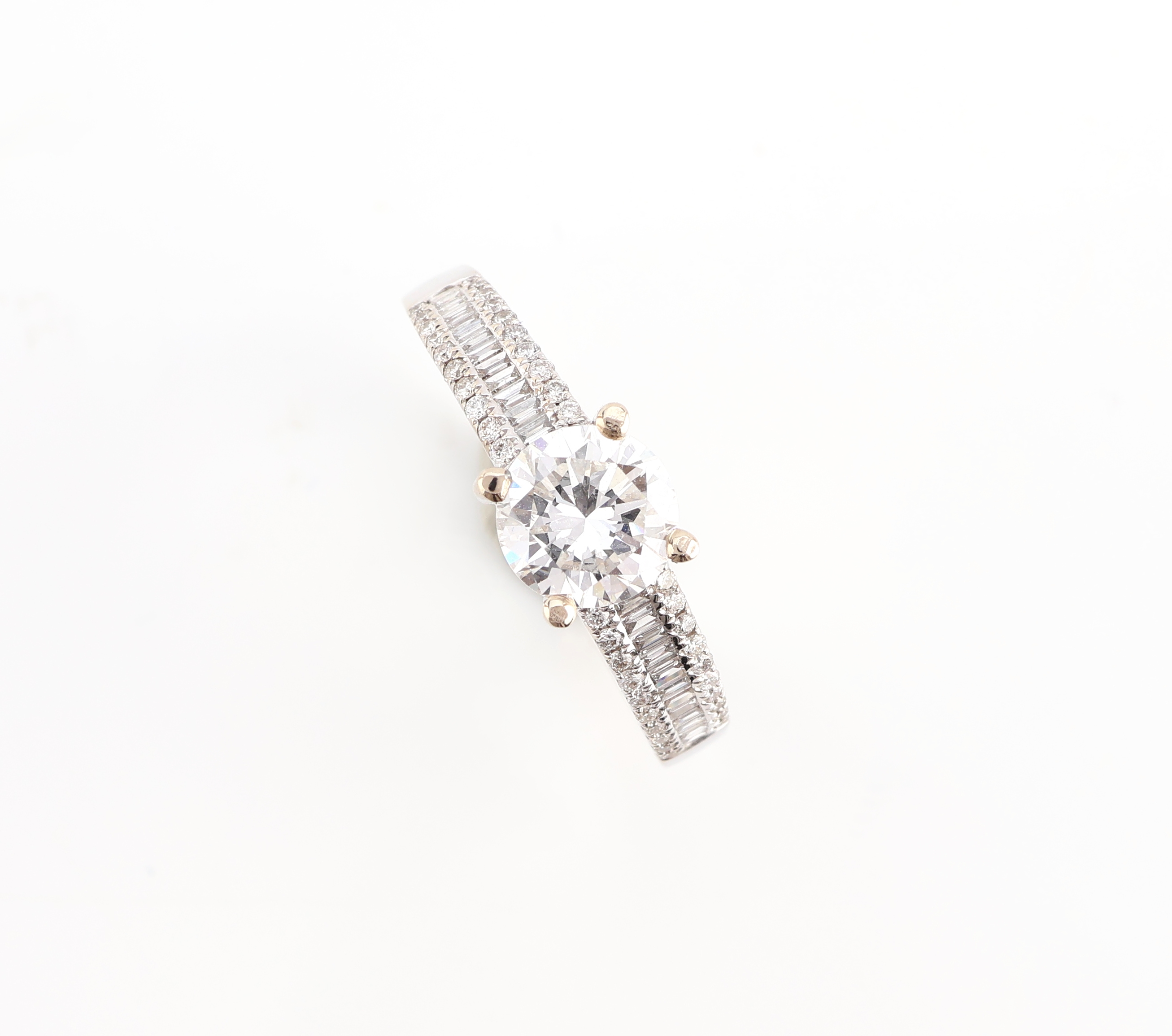 Detail b: 18 kt Gold Diamant-Ring, WG 750/000, mittigerhaben gefasster Brillant ca. 1.03 ct hochfeines Weiß+(D)/vvs2, Ringschultern mit 40Brillanten und 24 ...