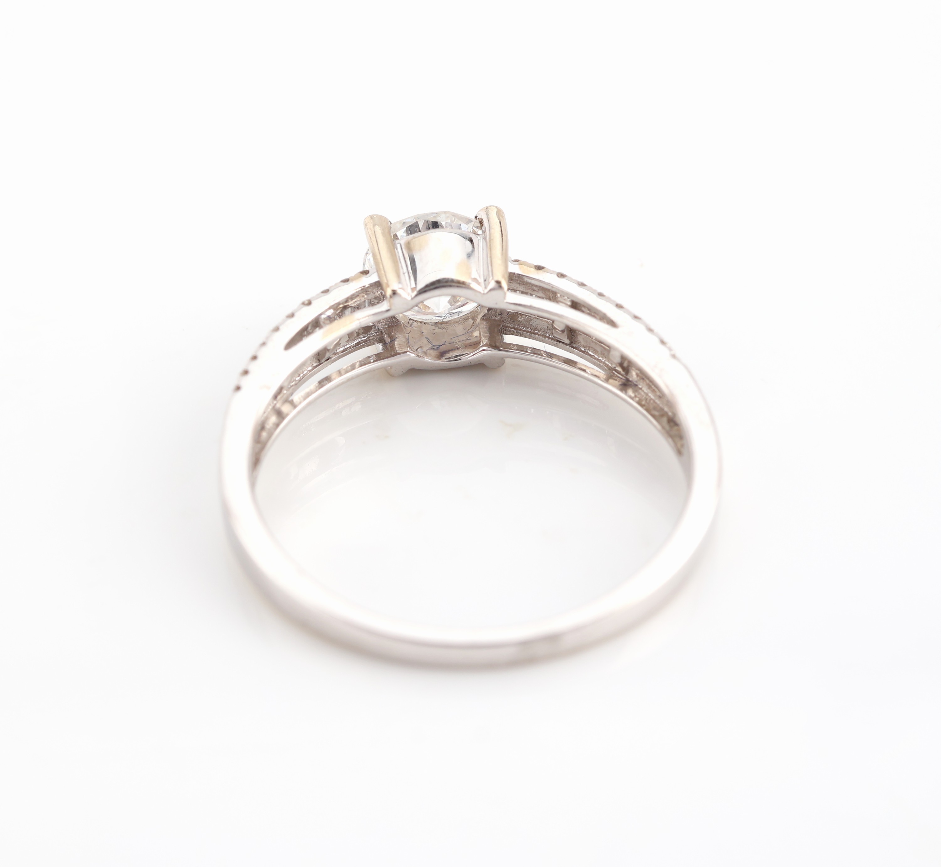 Detail d: 18 kt Gold Diamant-Ring, WG 750/000, mittigerhaben gefasster Brillant ca. 1.03 ct hochfeines Weiß+(D)/vvs2, Ringschultern mit 40Brillanten und 24 ...