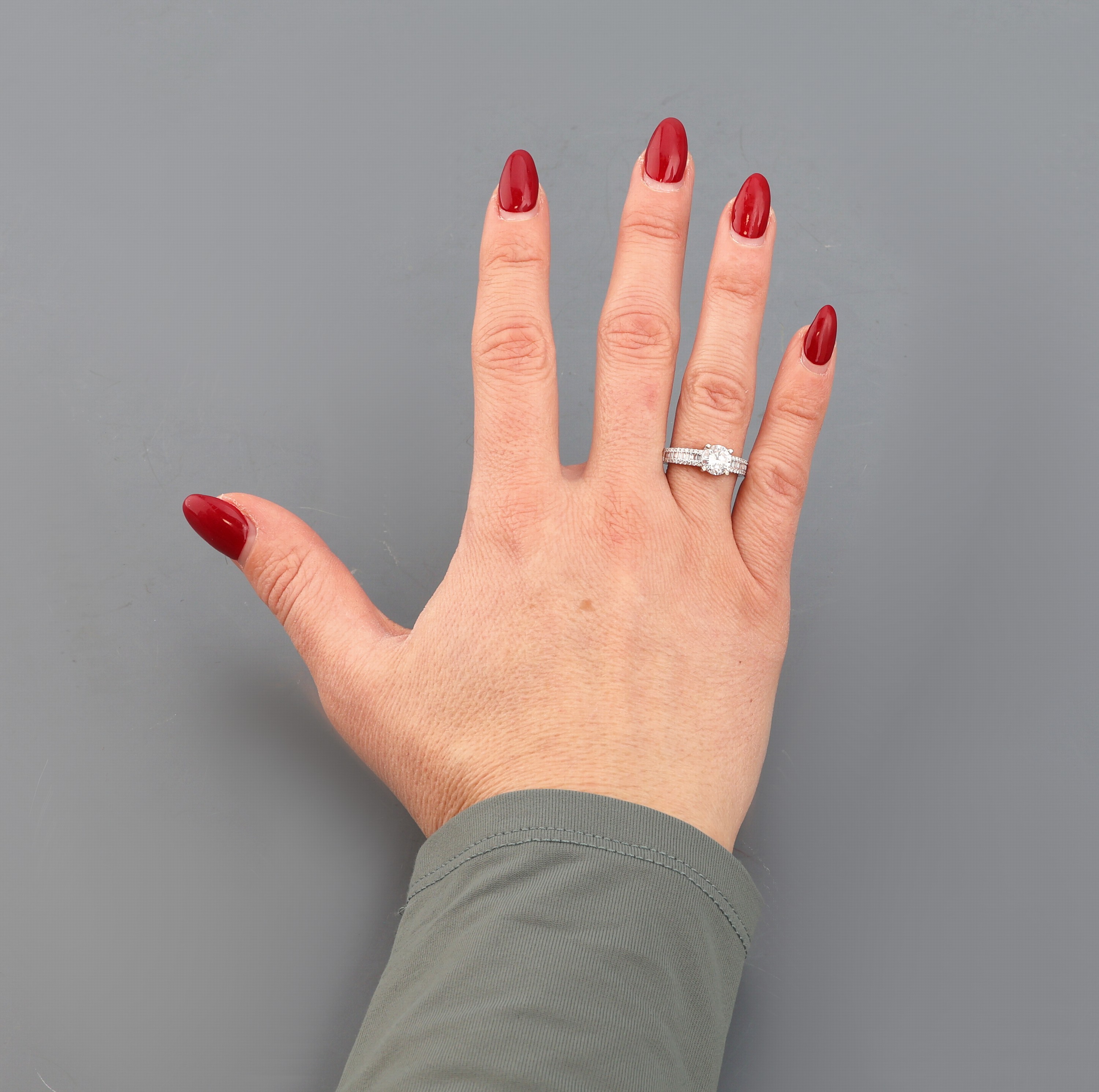 Detail e: 18 kt Gold Diamant-Ring, WG 750/000, mittigerhaben gefasster Brillant ca. 1.03 ct hochfeines Weiß+(D)/vvs2, Ringschultern mit 40Brillanten und 24 ...