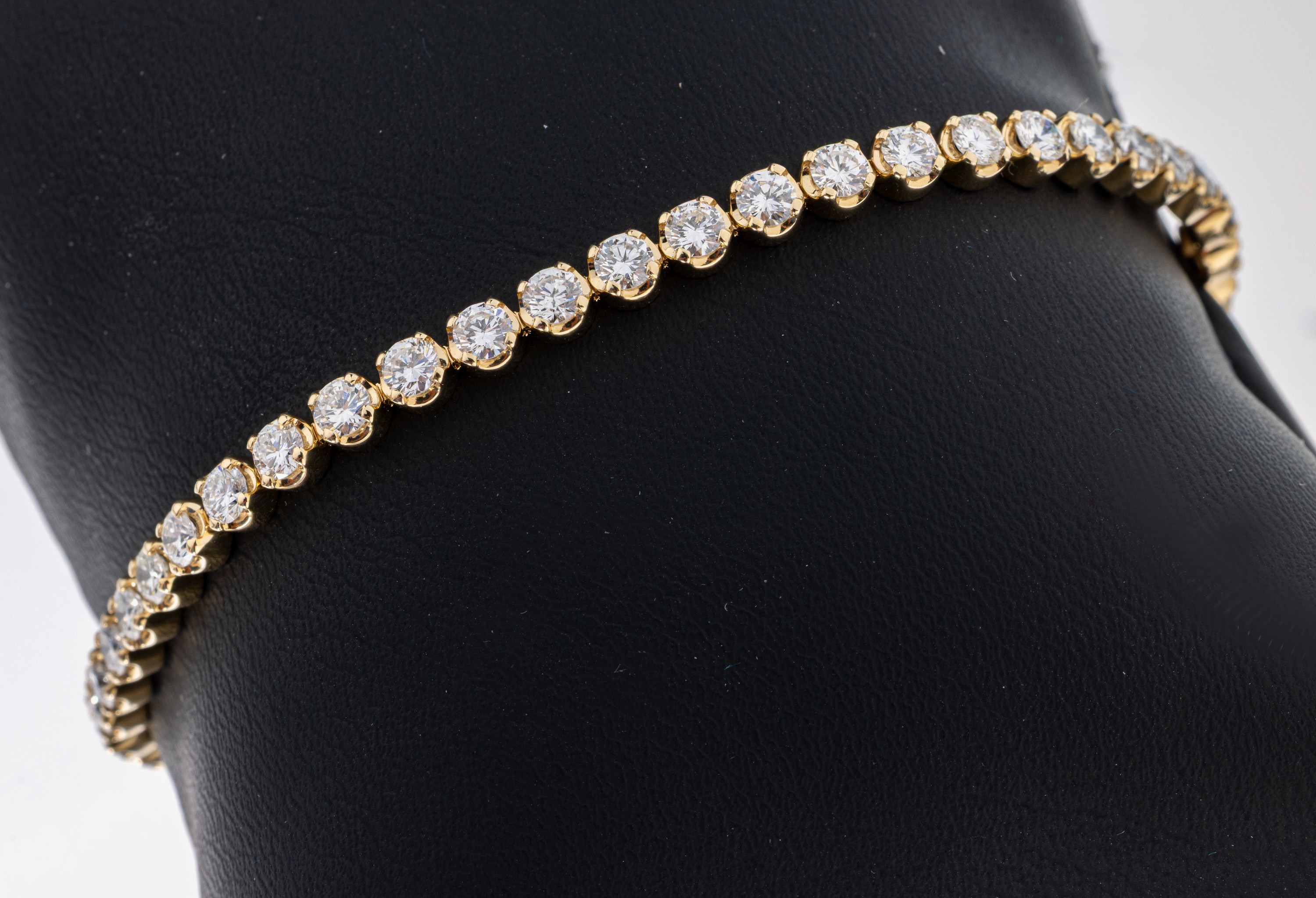 Image 26965350 - 14 kt Gold Brillant-Linienarmband, GG 585/000, 47 Brillanten zus. ca. 4.75 ct (grav.) ...