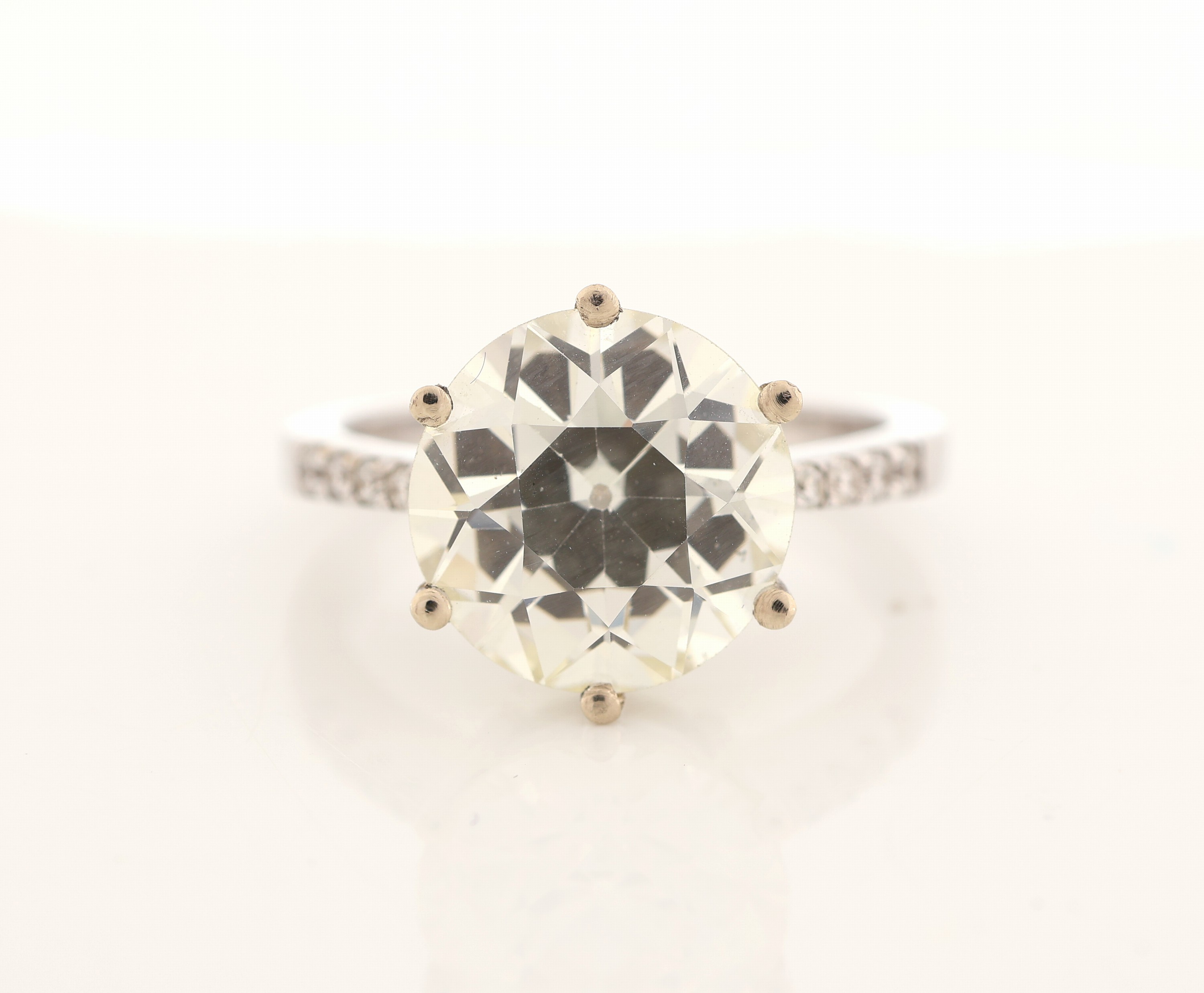 Detail a: 18 kt Gold Diamant-Ring, WG 750/000, mittigAltschliffdiamant ca. 4.61 ct get.Weiß- Getönt/si, Ringschultern mit 10 Brillanten zus. ca. 0.14 ct ...