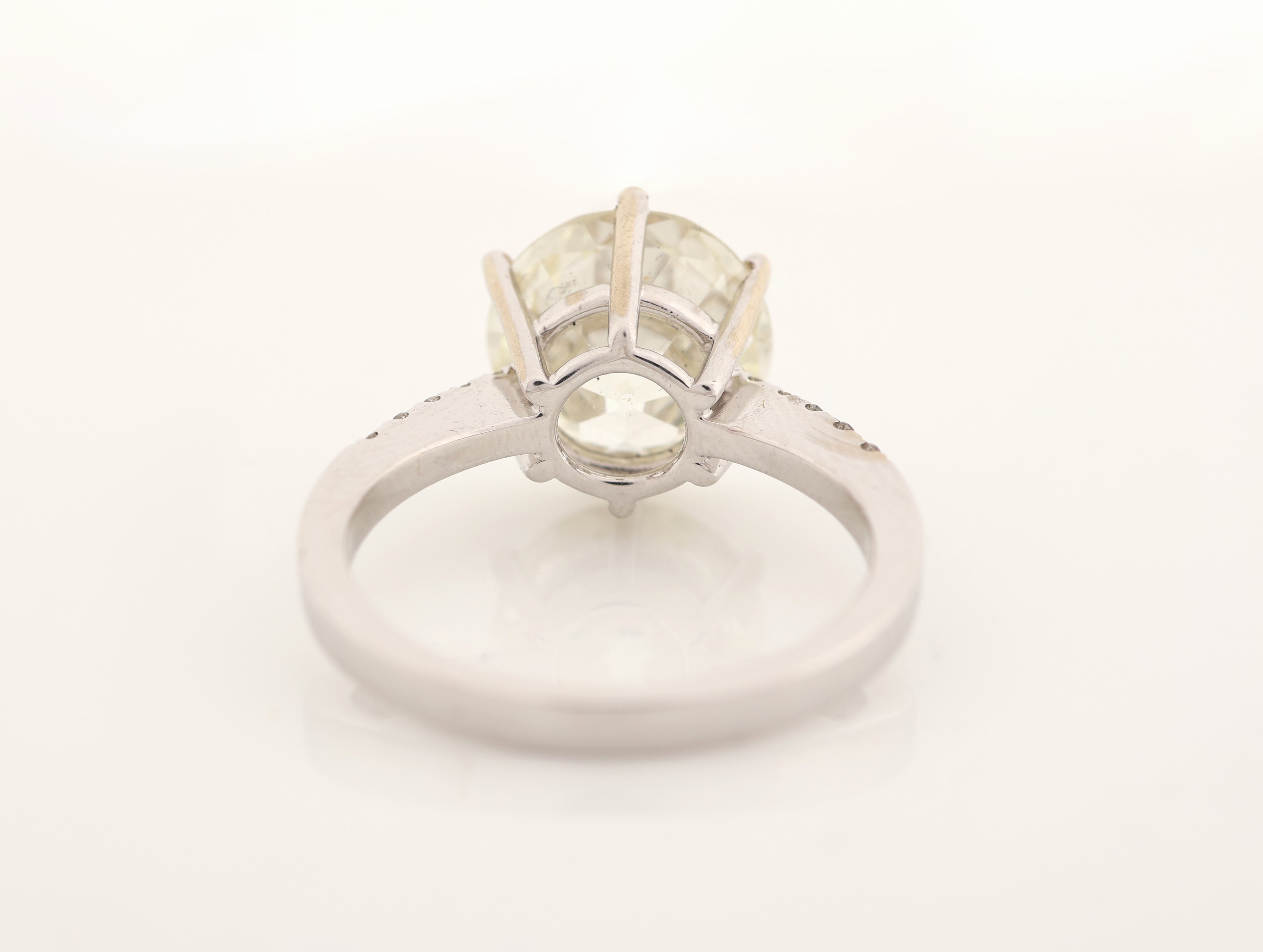Detail b: 18 kt Gold Diamant-Ring, WG 750/000, mittigAltschliffdiamant ca. 4.61 ct get.Weiß- Getönt/si, Ringschultern mit 10 Brillanten zus. ca. 0.14 ct ...