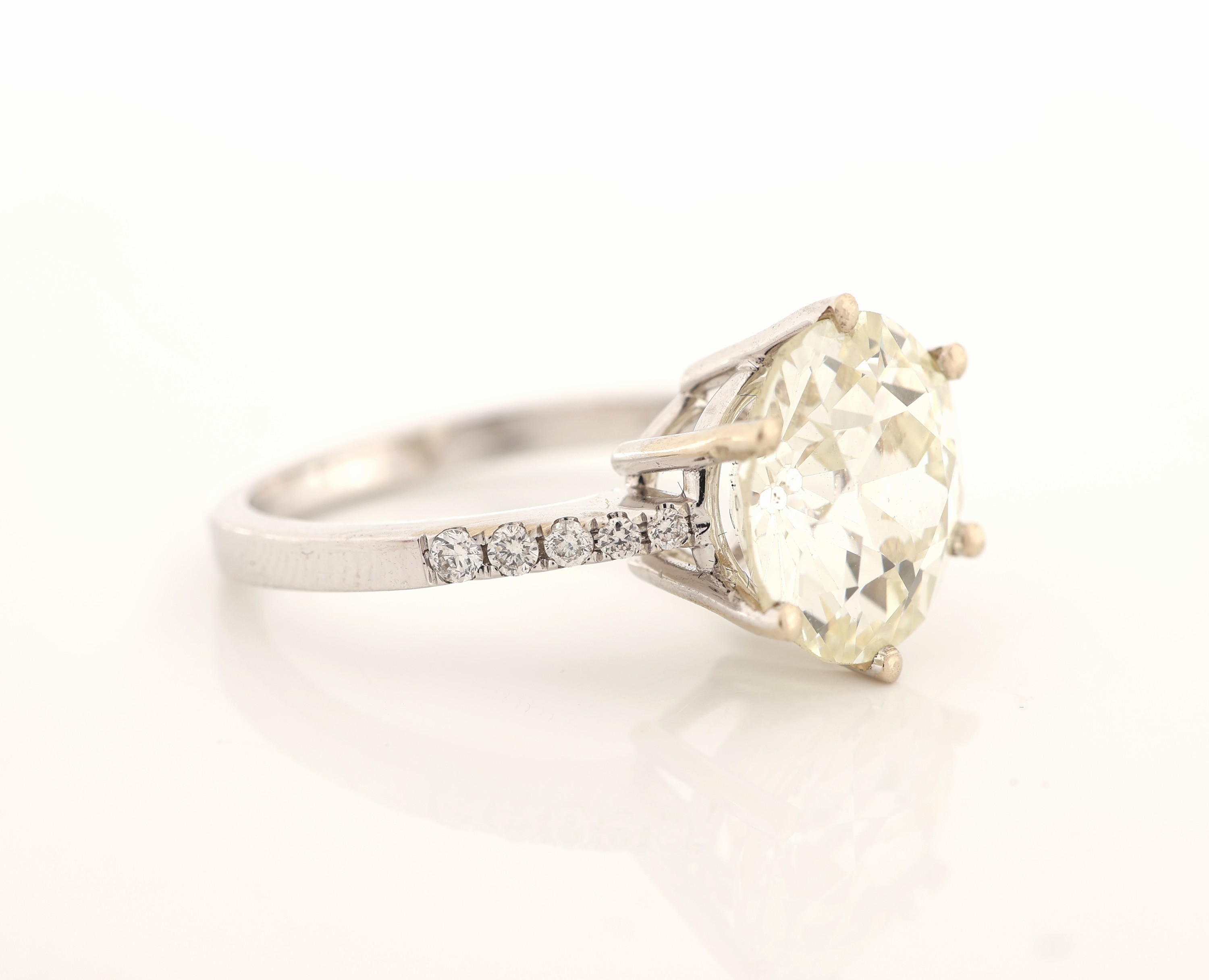 Detail c: 18 kt Gold Diamant-Ring, WG 750/000, mittigAltschliffdiamant ca. 4.61 ct get.Weiß- Getönt/si, Ringschultern mit 10 Brillanten zus. ca. 0.14 ct ...