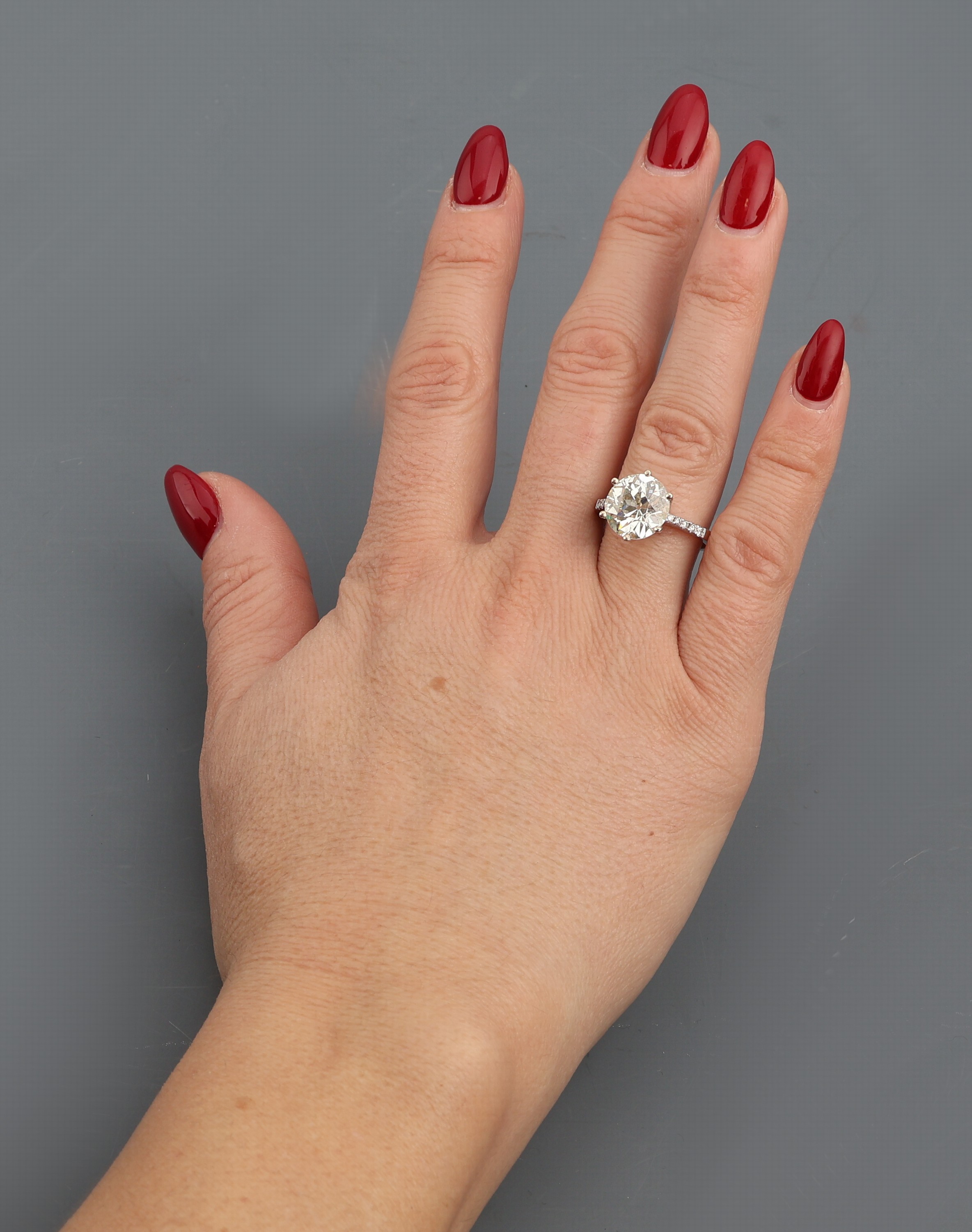 Detail d: 18 kt Gold Diamant-Ring, WG 750/000, mittigAltschliffdiamant ca. 4.61 ct get.Weiß- Getönt/si, Ringschultern mit 10 Brillanten zus. ca. 0.14 ct ...