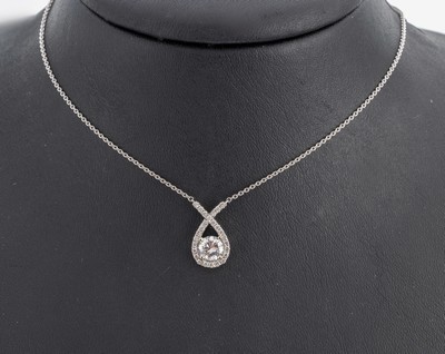 18 kt Gold Brillant-Collier,  WG 750/000, Mittelteil tropfenf., mittig Brillant ca. 0.78 ct Weiß(H)/lr, umgeben von Brillanten zus. ca. 0.22 ct ...