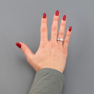 26965315e - 18 kt Gold Diamant-Ring, WG 750/000, mittigerhaben gefasster Brillant ca. 1.03 ct ...