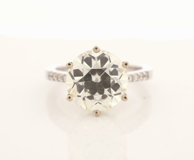 26965376a - 18 kt Gold Diamant-Ring, WG 750/000, mittigAltschliffdiamant ca. 4.61 ct get.Weiß- ...