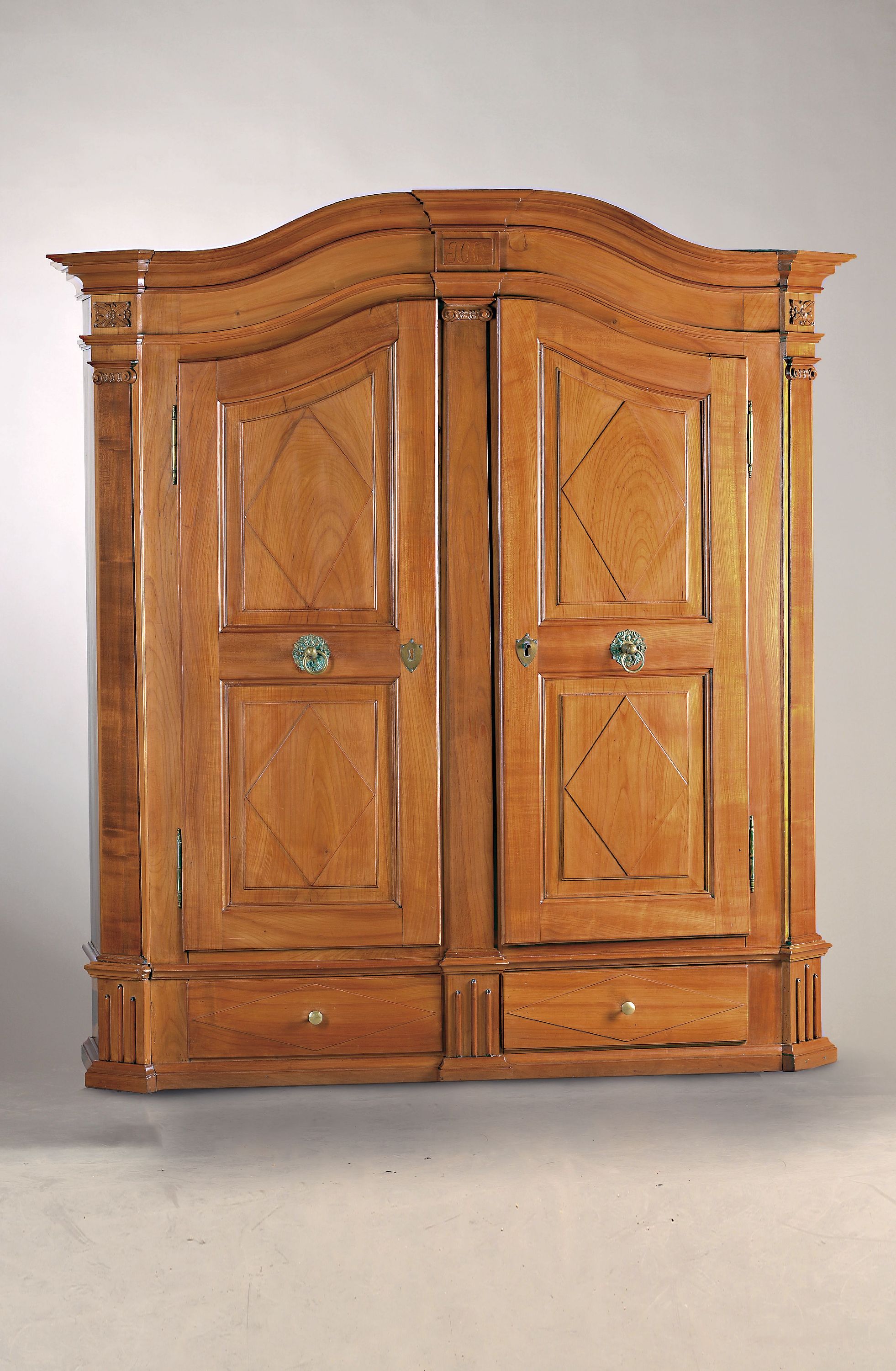 Image 26965439 - Bodenseeschrank, wohl Bregrenzerwald, um 1830, Kirschbaum massiv, zweitürig, ...
