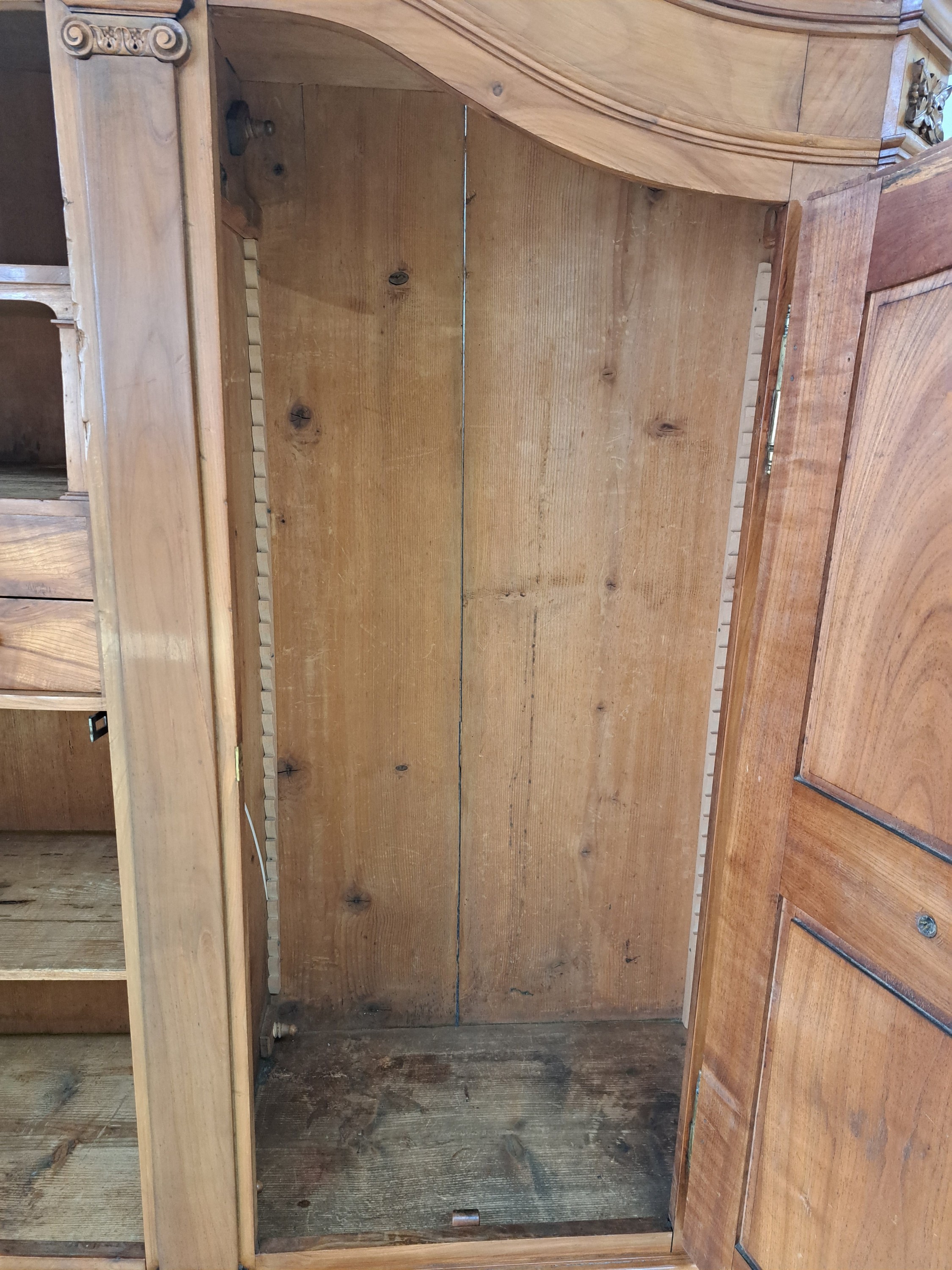 Detail d: Bodenseeschrank, wohl Bregrenzerwald, um 1830, Kirschbaum massiv, zweitürig, Inneneinteilung Sekretär ähnlich, orig. Schloss Beschläge und ...