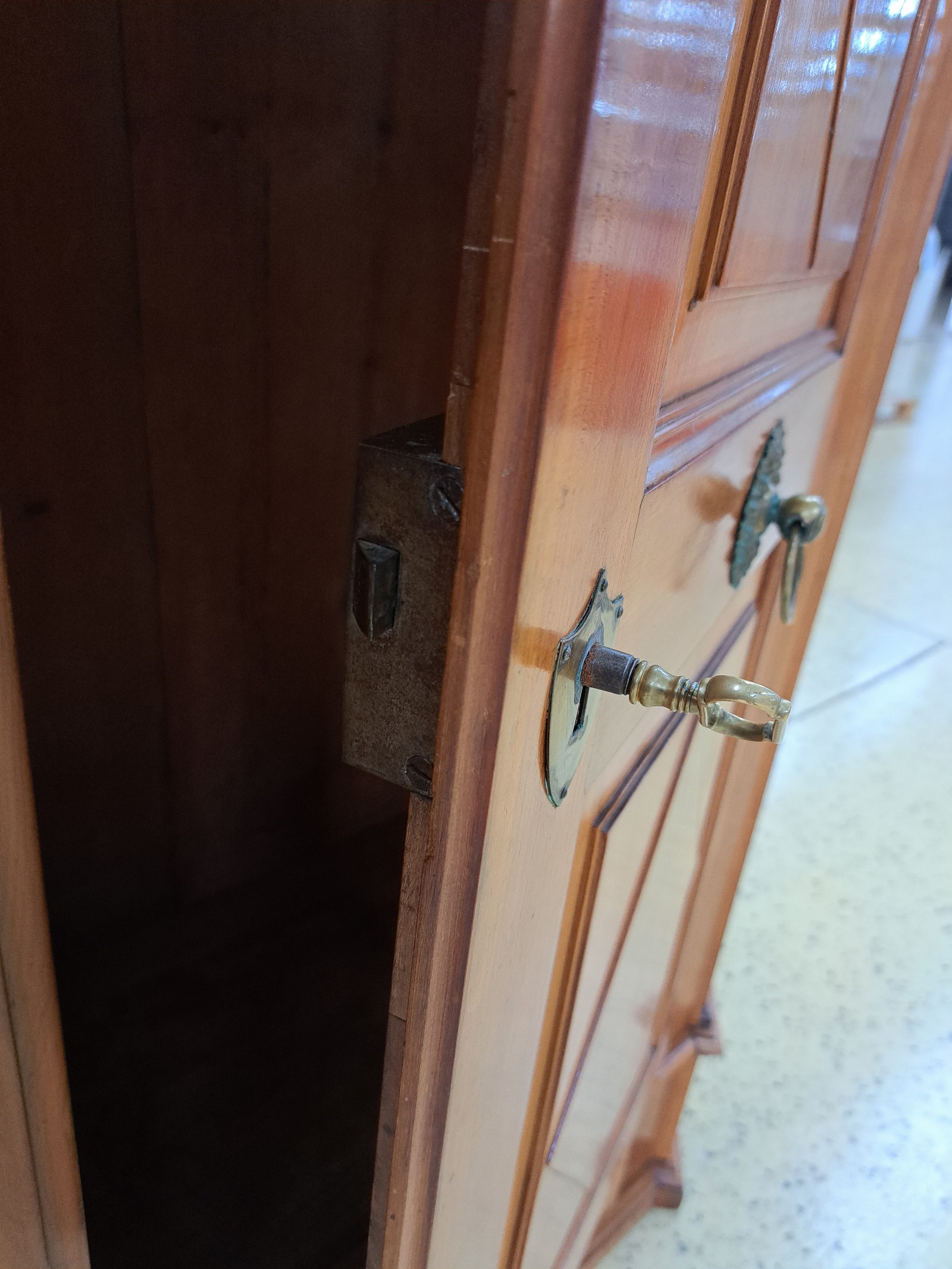 Detail h: Bodenseeschrank, wohl Bregrenzerwald, um 1830, Kirschbaum massiv, zweitürig, Inneneinteilung Sekretär ähnlich, orig. Schloss Beschläge und ...