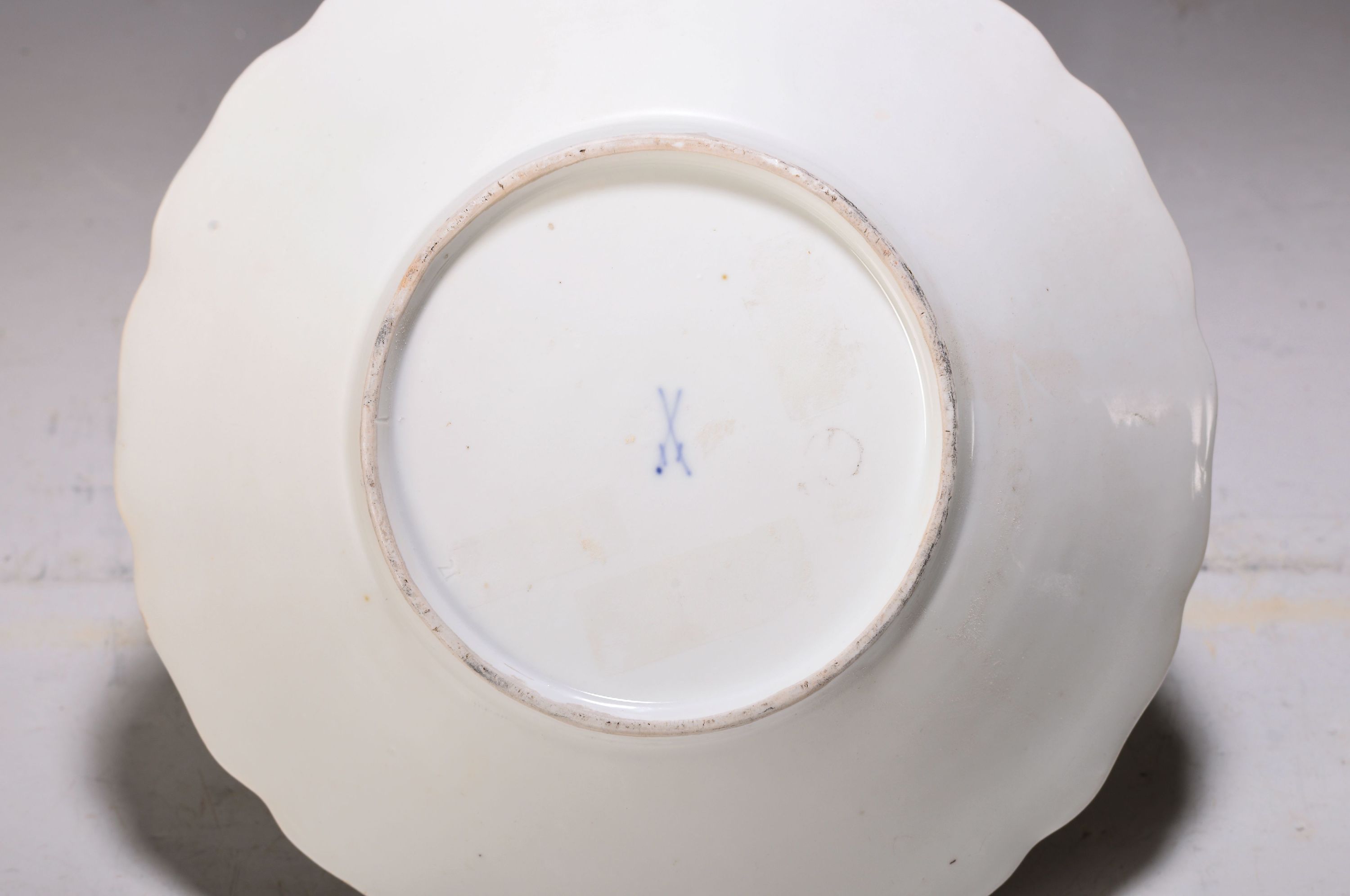 Detail a: Tiefer Teller, Meissen, 18. Jh., Porzellan, bunt bemalt im Kakiemondekor, brauner Rand, D. ca. 24cm, rest.