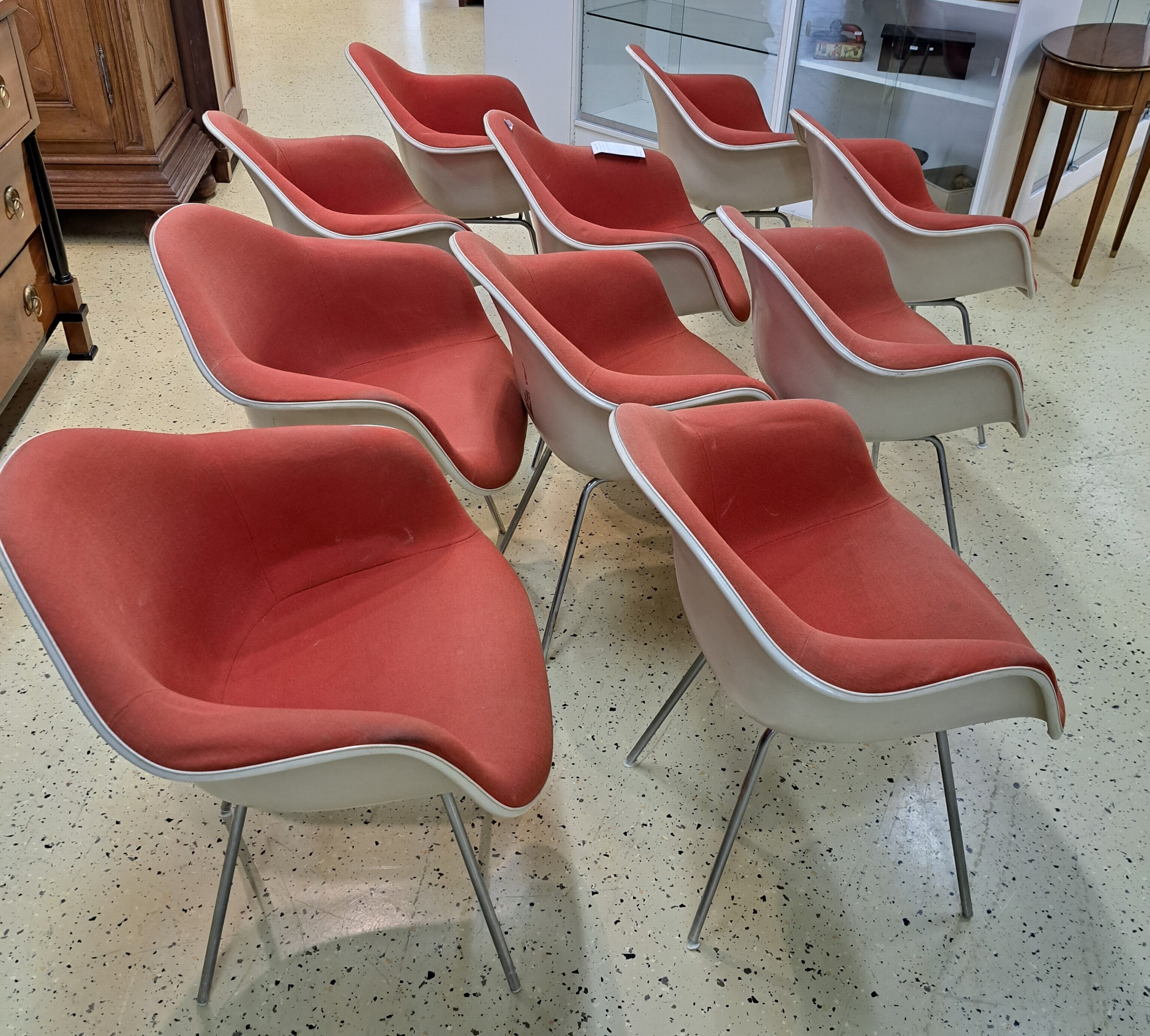 Detail c: Set aus 10 DAX Stühlen, Vitra, Entw. Charles & Ray Eames, 1980er-Jahre, cremefarbene Fiberglas-Sitzschale, rote Canvas-Bezüge stark beschmutzt, ...